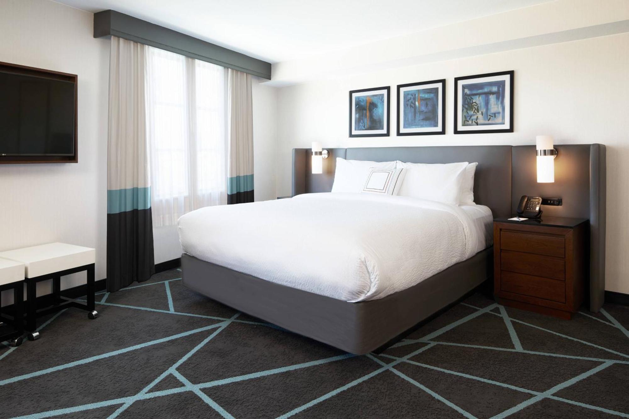 Executive King Suite, 1 Bedroom Suite, 1 King, Sofa bed