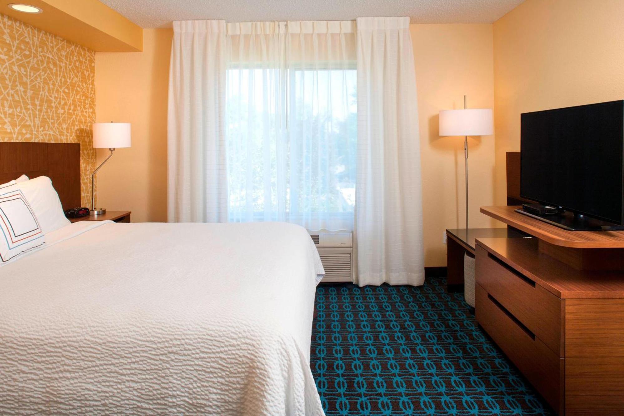 King Room with Roll-In Shower - Mobility Access/Hearing Accessible