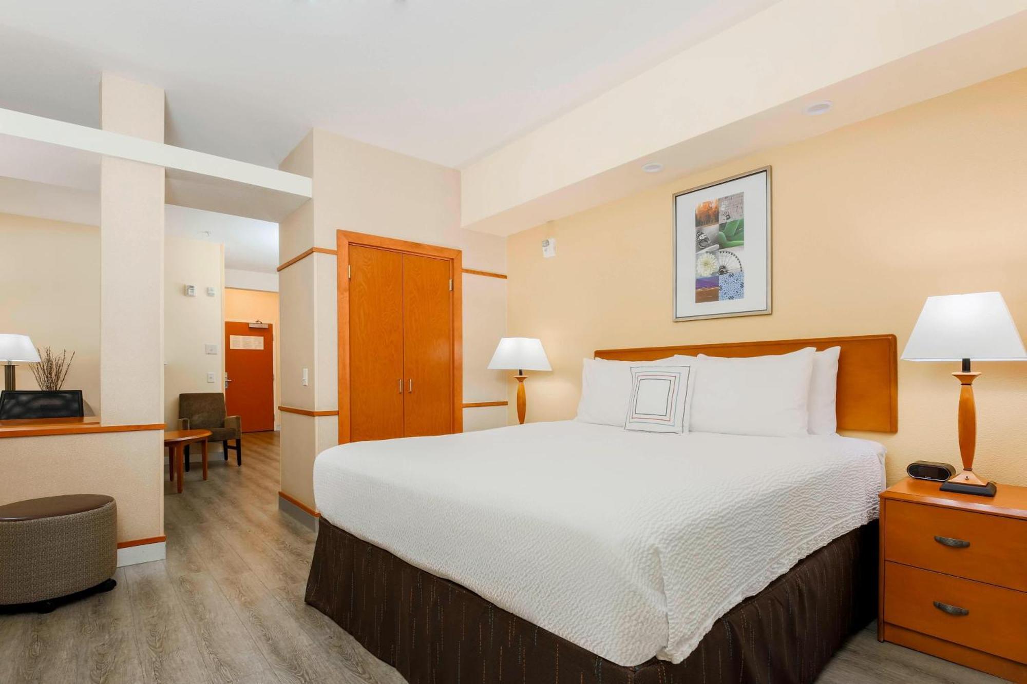 Studio with King Bed, Specialty Bathtub and Sofa Bed