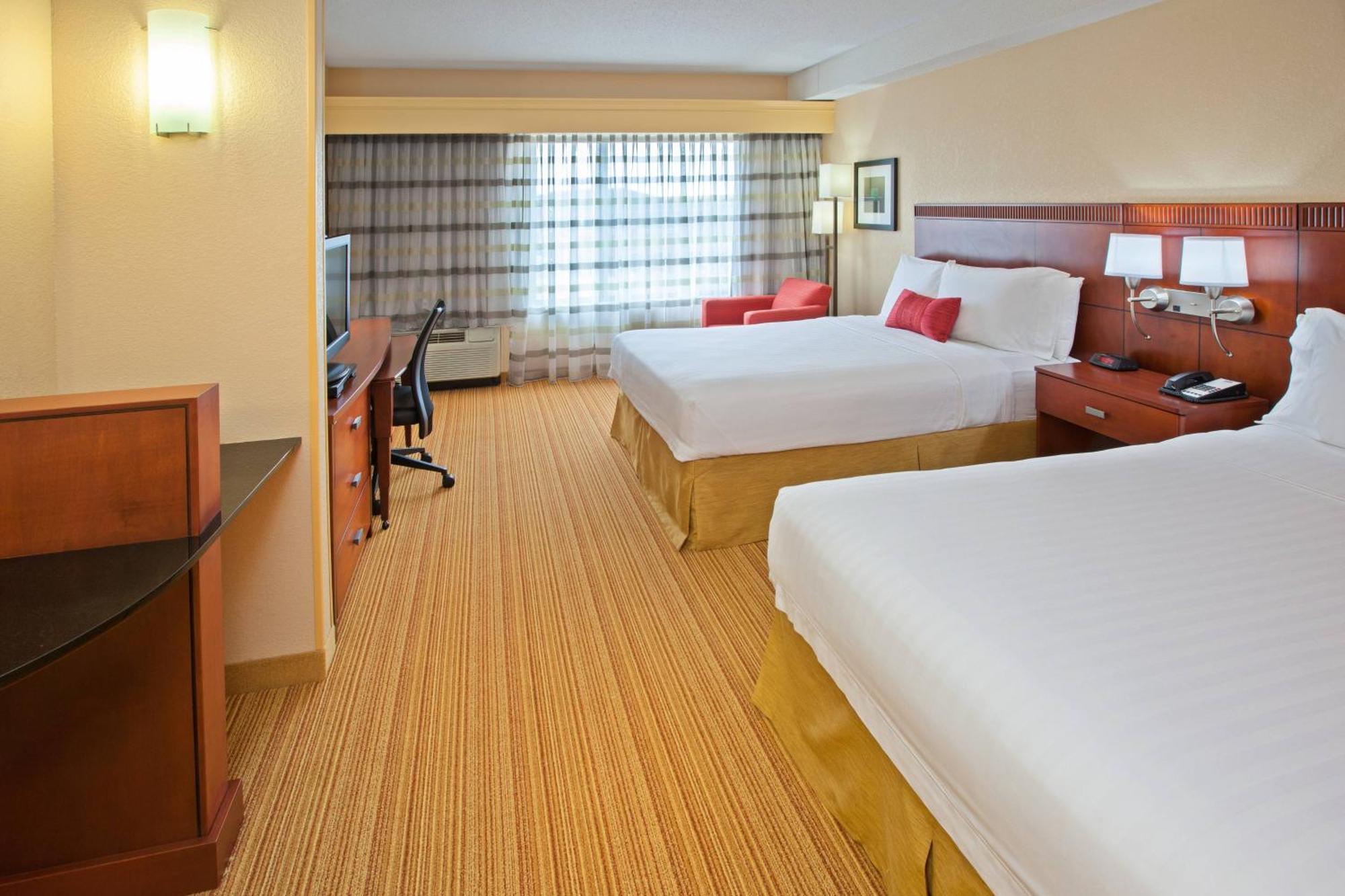 Queen Room with Two Queen Beds - Hearing Accessible