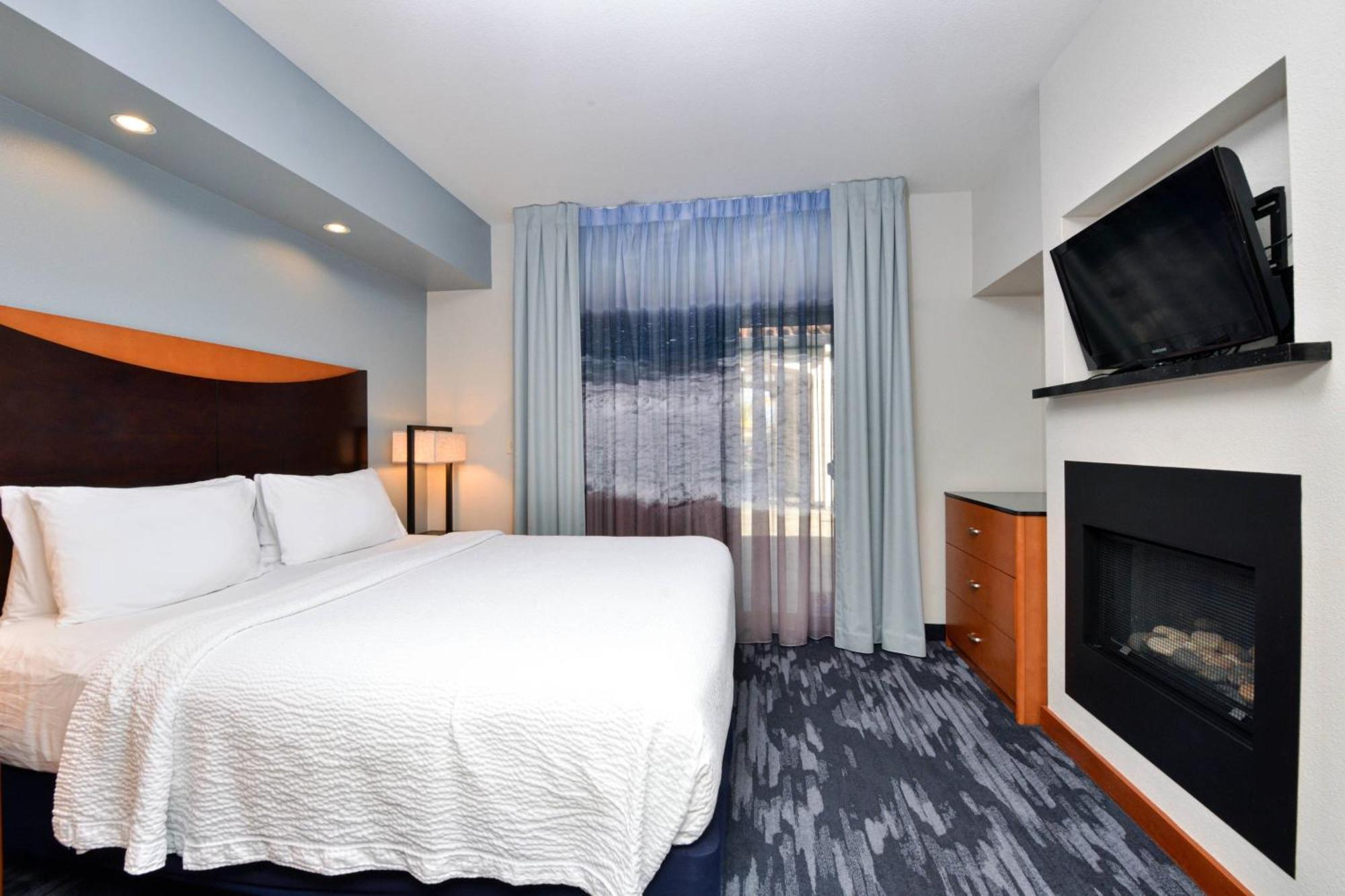 One-Bedroom King Suite with Whirlpool, Roll-In Shower and Sofa Bed - Mobility Access/Hearing Accessible
