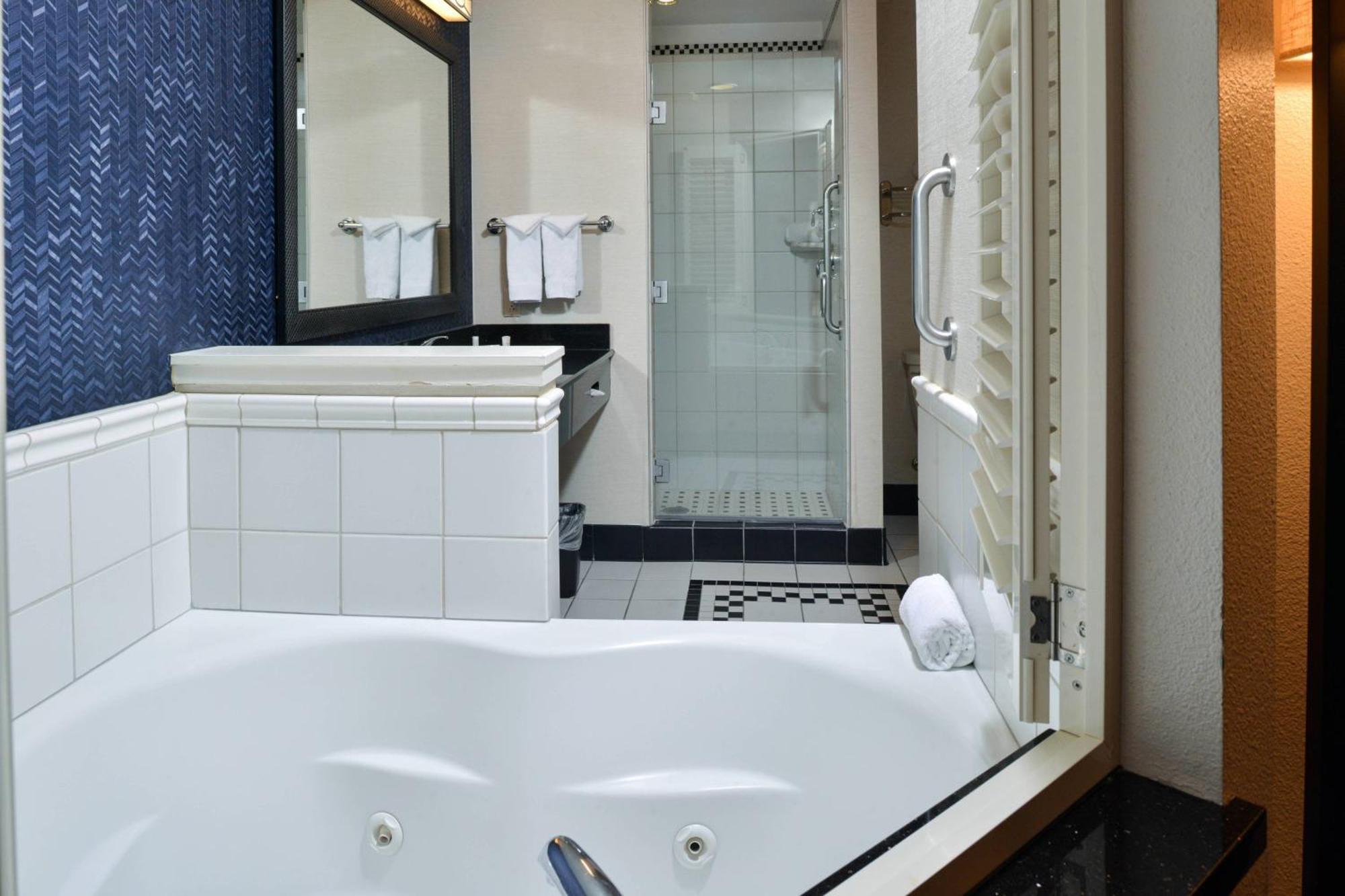 One-Bedroom King Suite with Balcony, Whirlpool and Sofa Bed - Hearing Accessible