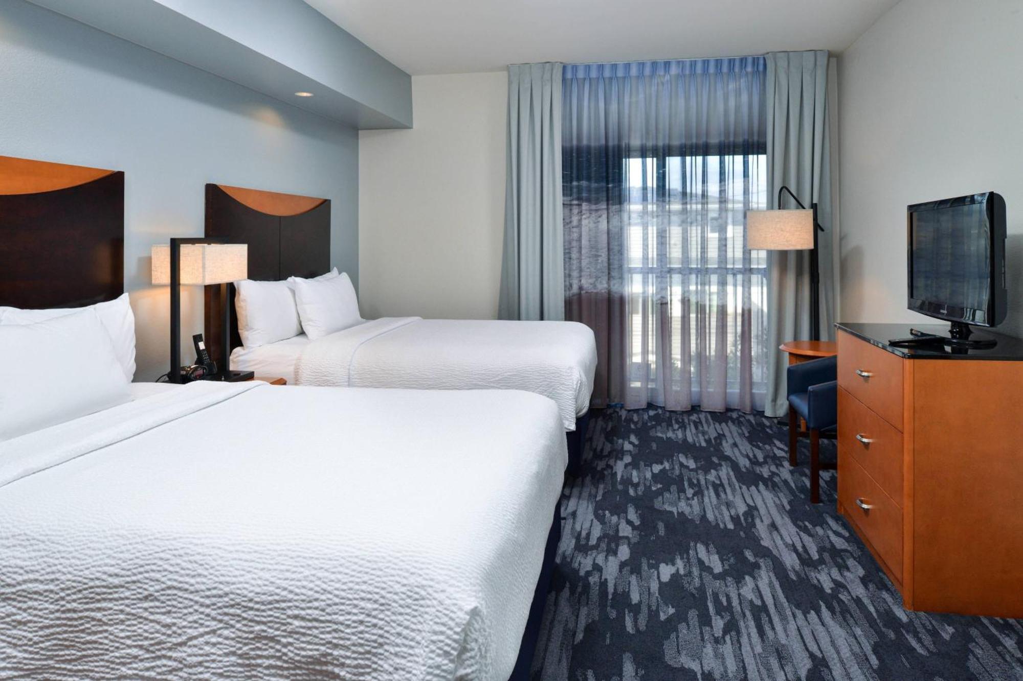 One-Bedroom Queen Suite with Two Queen Beds, Bathtub and Sofa Bed - Mobility Access/Hearing Accessible