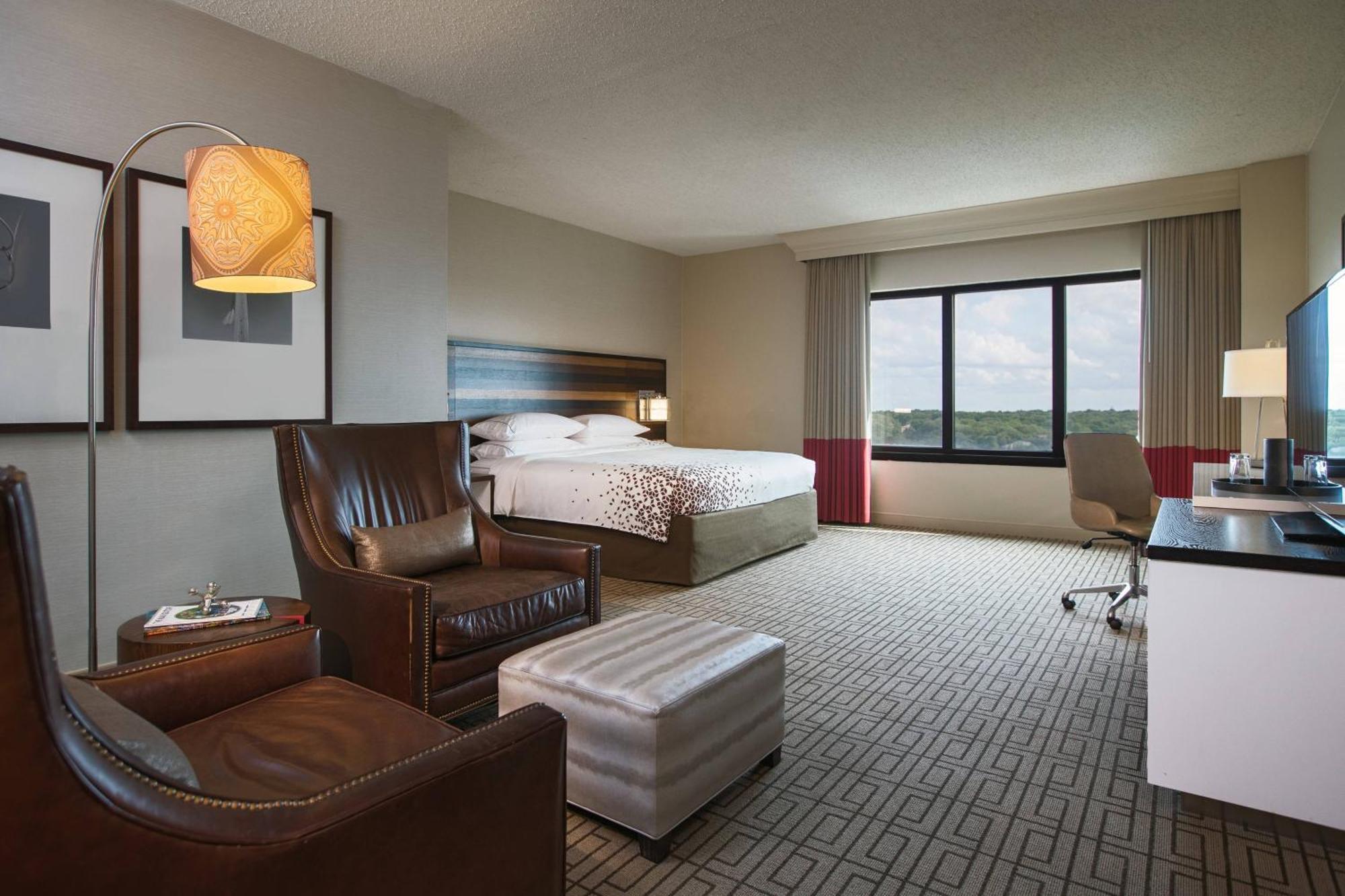 Habitación con cama extragrande y vistas a la ciudad