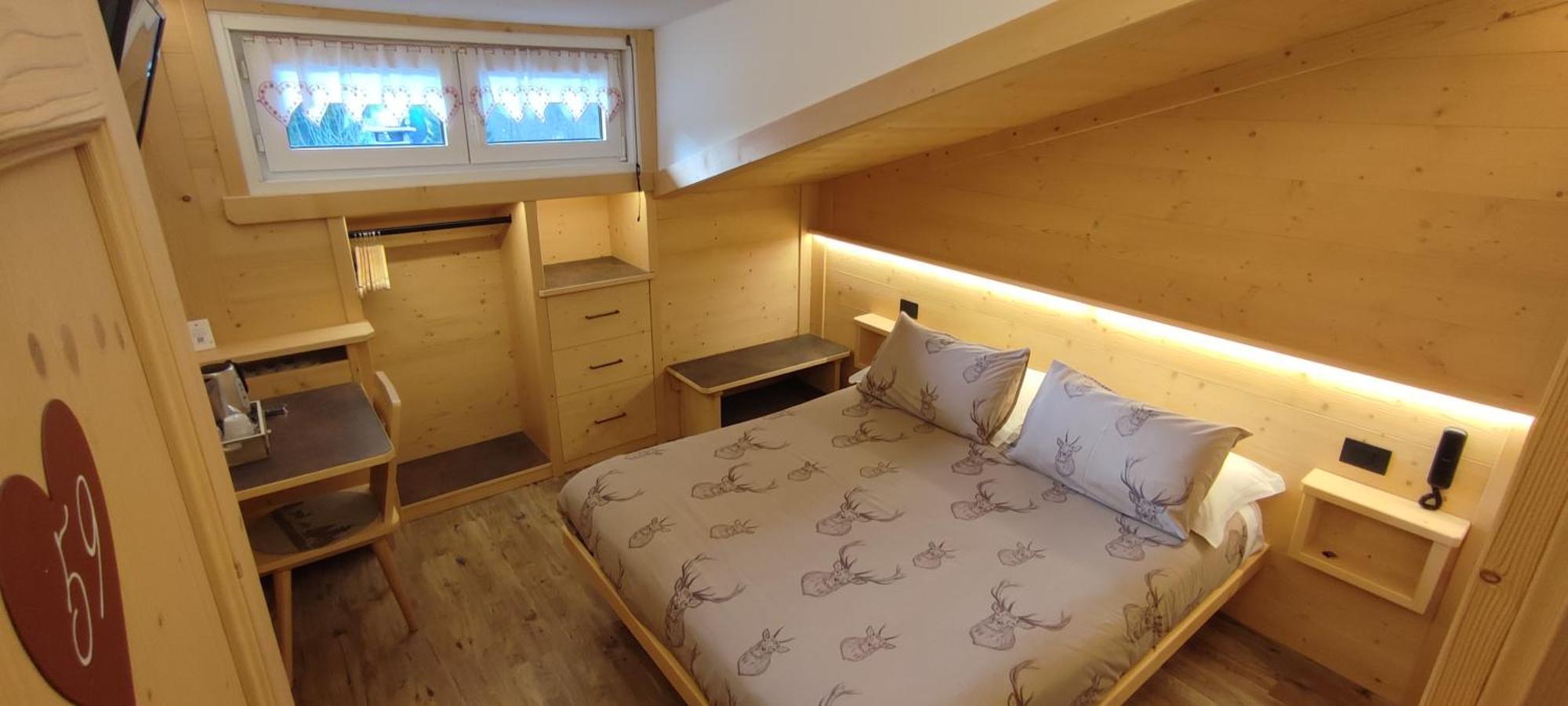 Zwei angrenzende Zimmer mit eigenem externen Bad (4 Erwachsene)