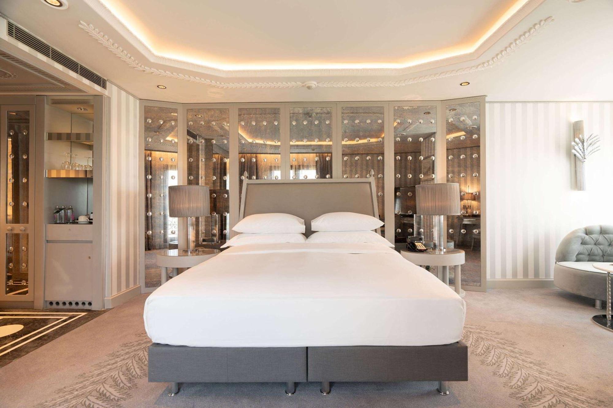 Corner King Room with Hot Tub and Marina View