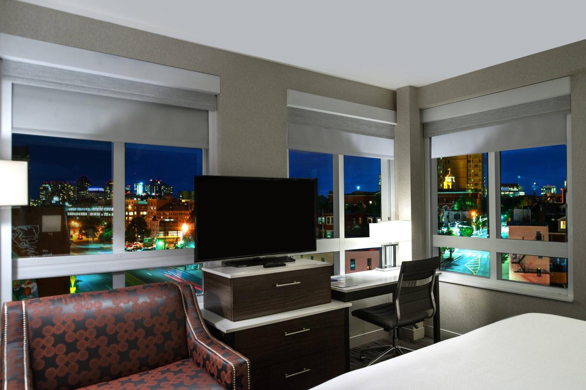 Studio King Bed Skyline View