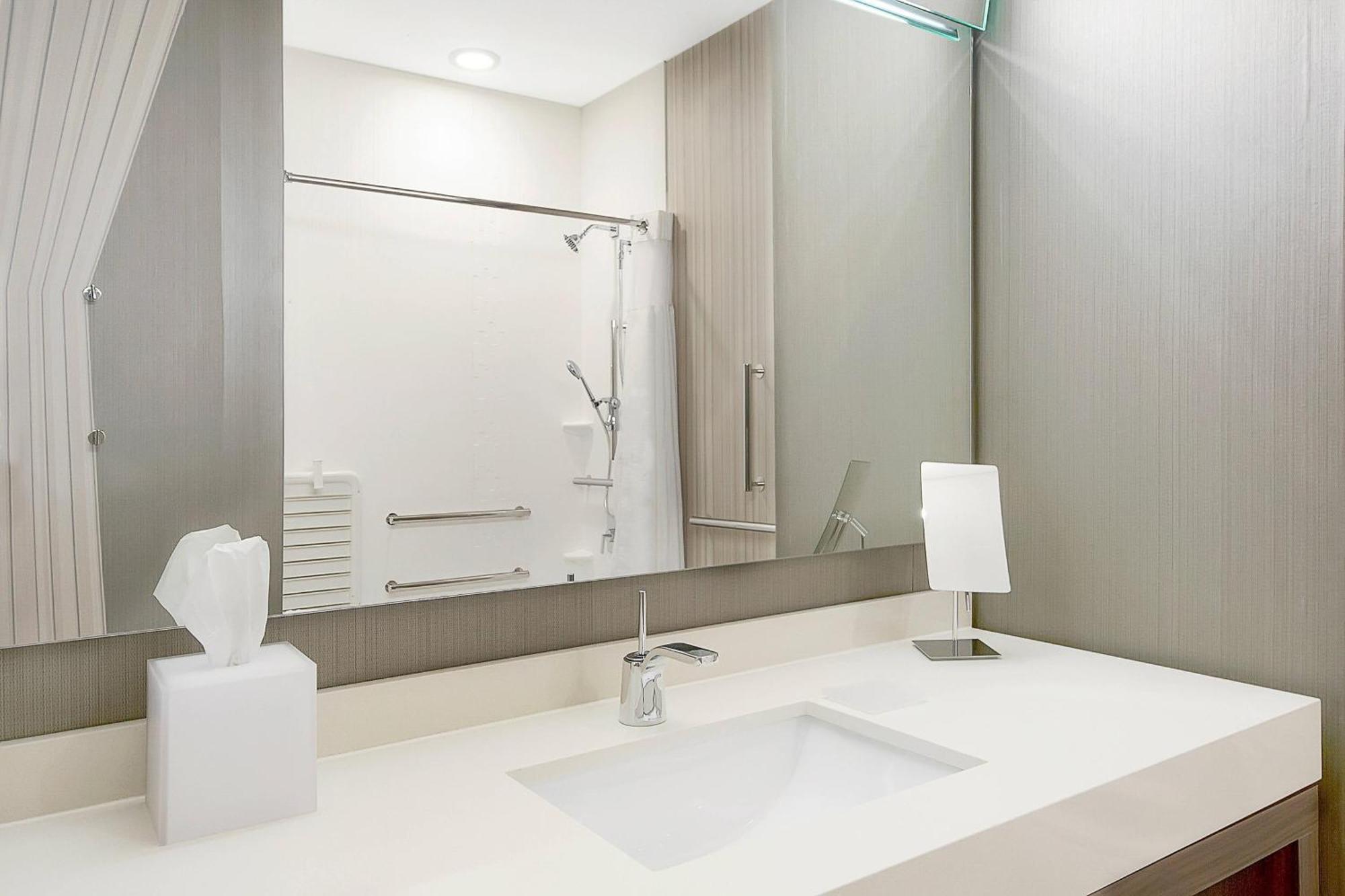 Queen Room with Two Queen Beds and Roll-In Shower - Mobility Access/Hearing Accessible