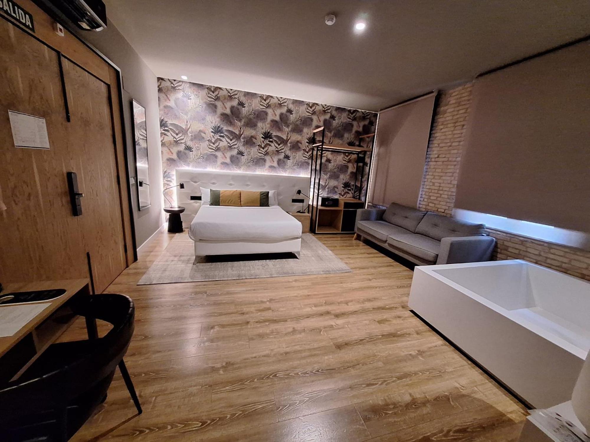 Deluxe Suite,1632469527:JPEG