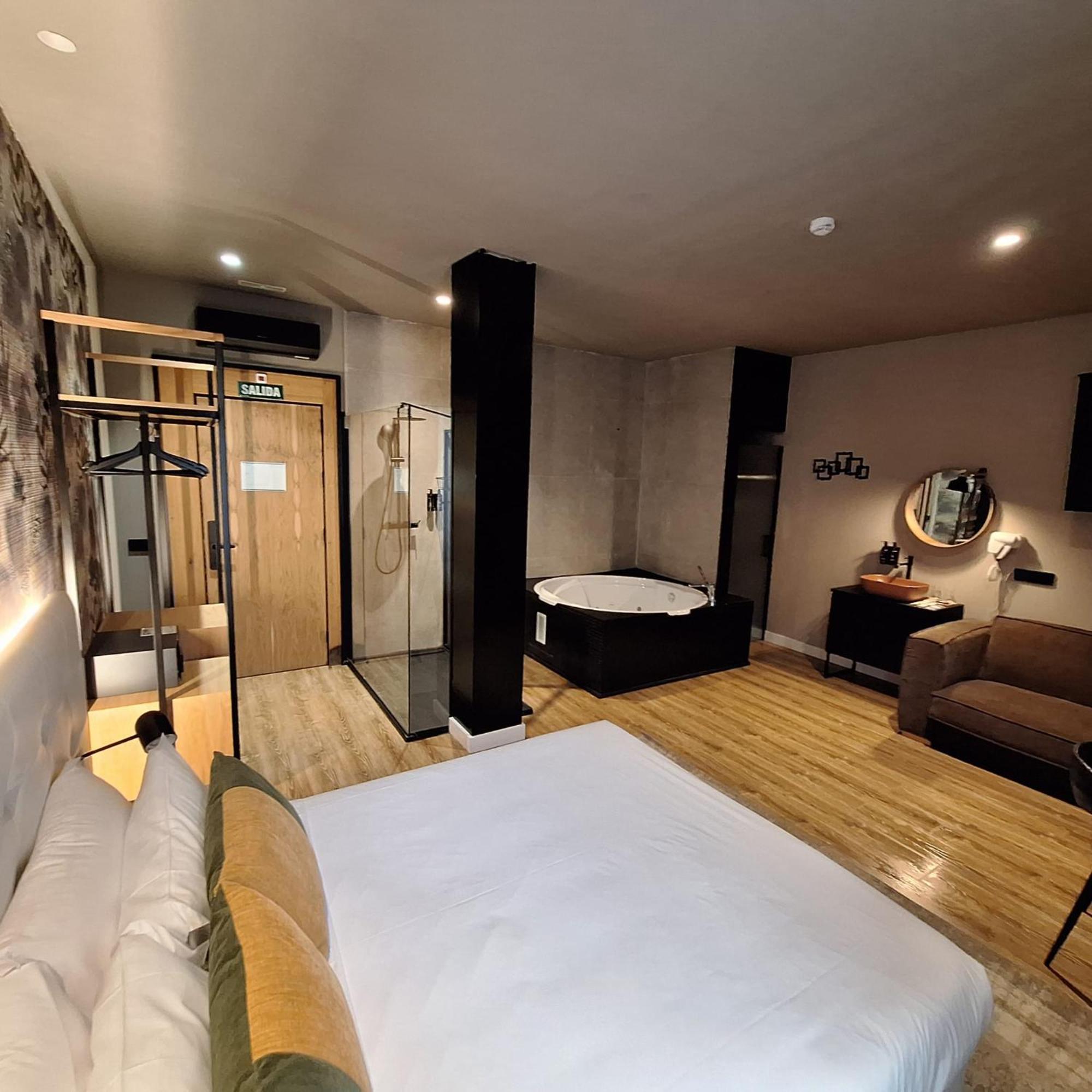 Deluxe Suite with Spa Bath