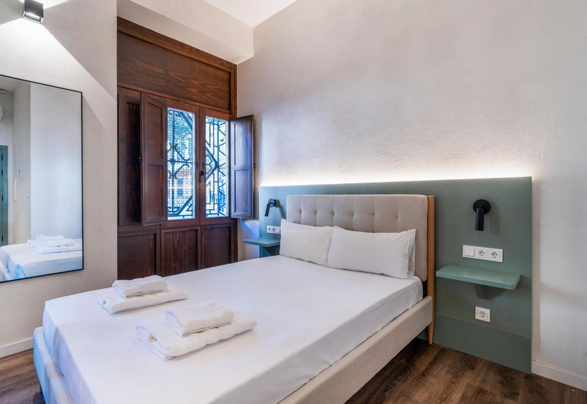 Estudio con cama grande adaptado para personas con movilidad reducida