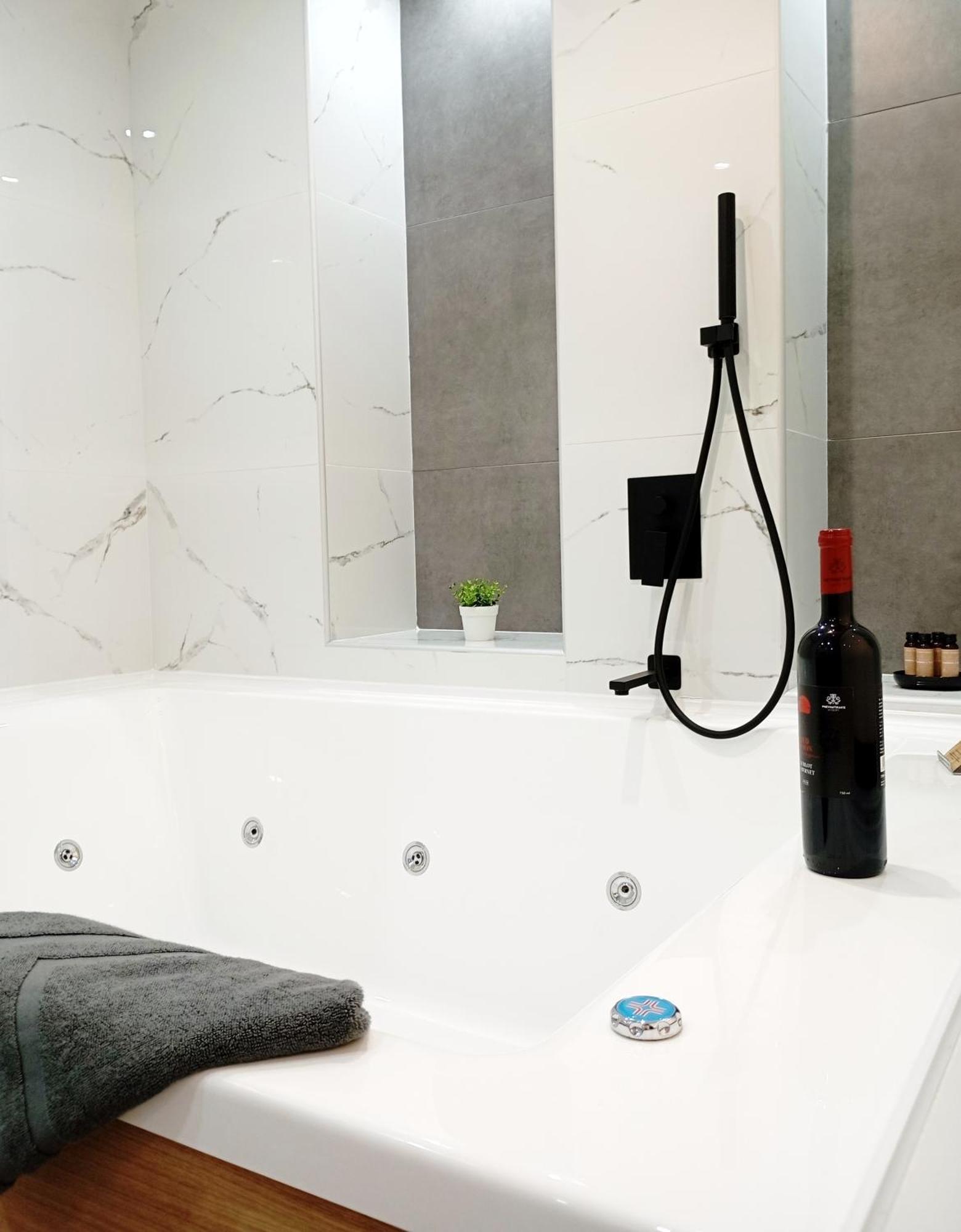 King Suite Spa Bath