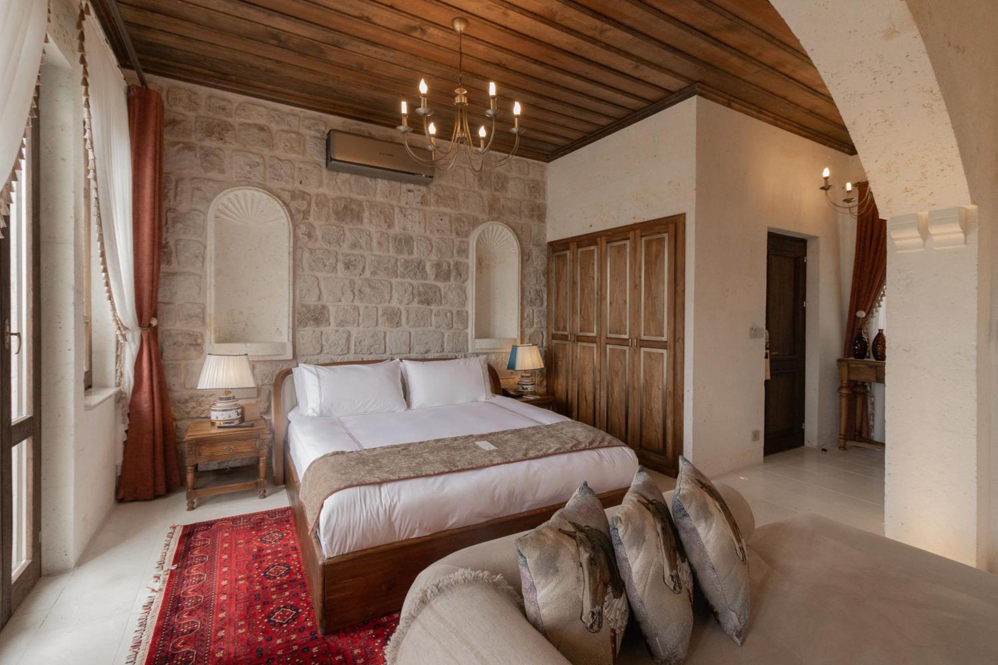 Deluxe King Suite