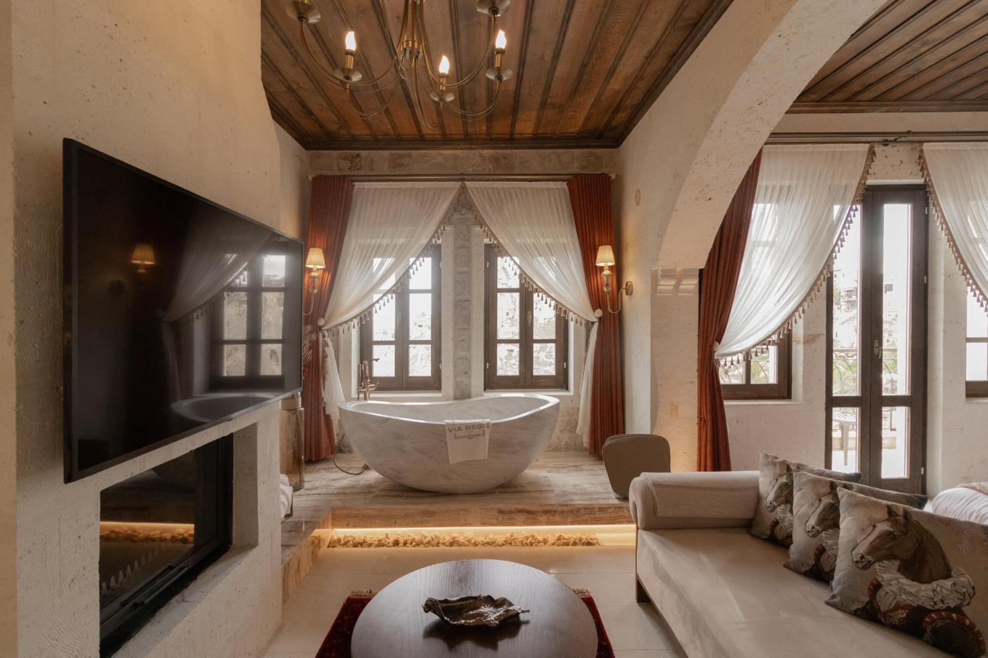 Deluxe King Suite