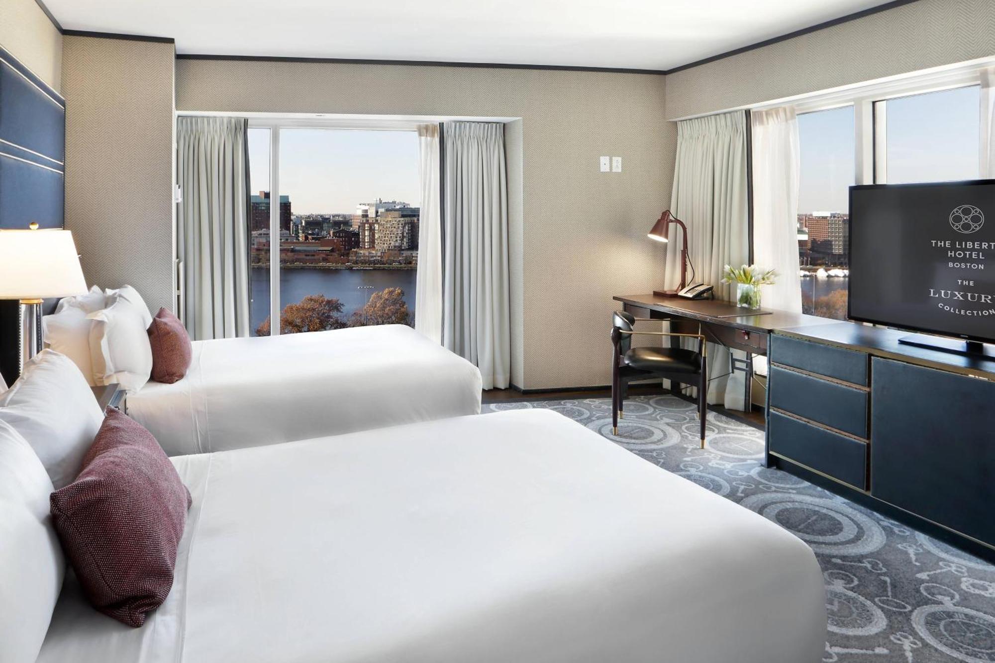 Grotere Grand Deluxe kamer met 2 Tweepersoonsbedden en Uitzicht op Rivier
