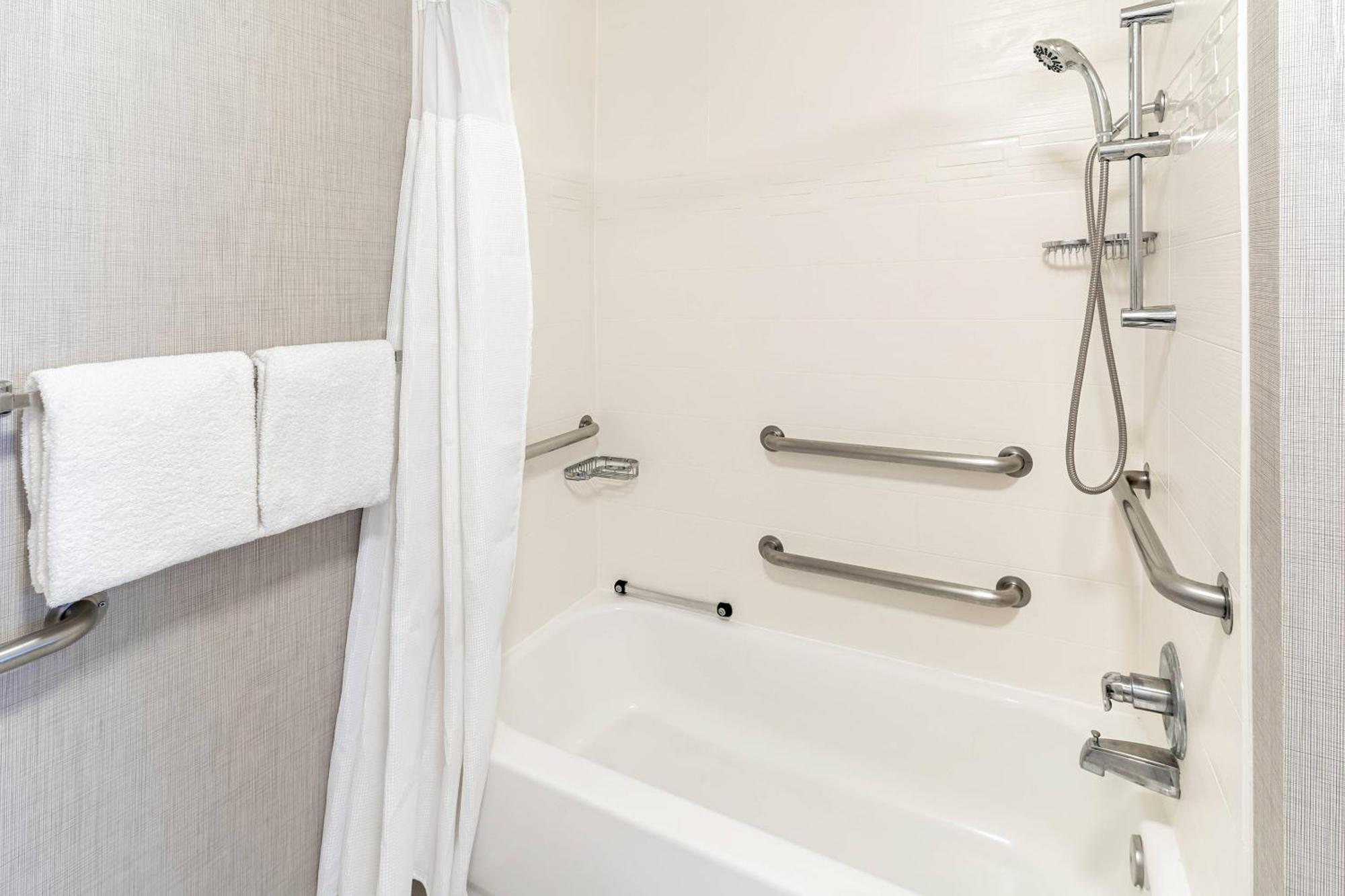 One-Bedroom Queen Suite with Sofa Bed and Adapted Tub - Mobility and Hearing Accessible