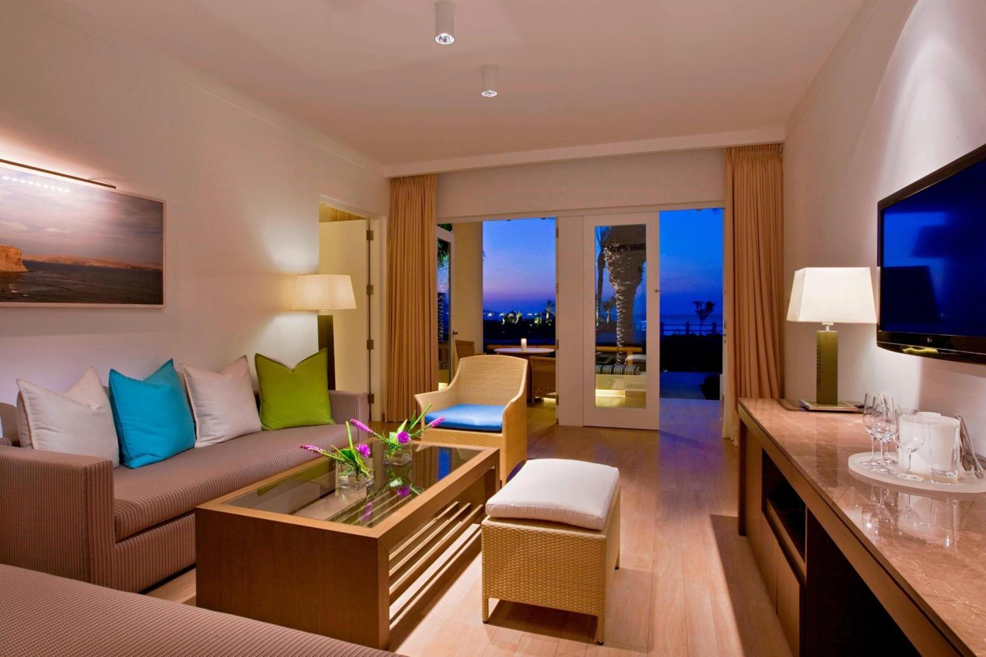 Solarium, Larger Suite, 1 King, Sofa Bed, Garden View