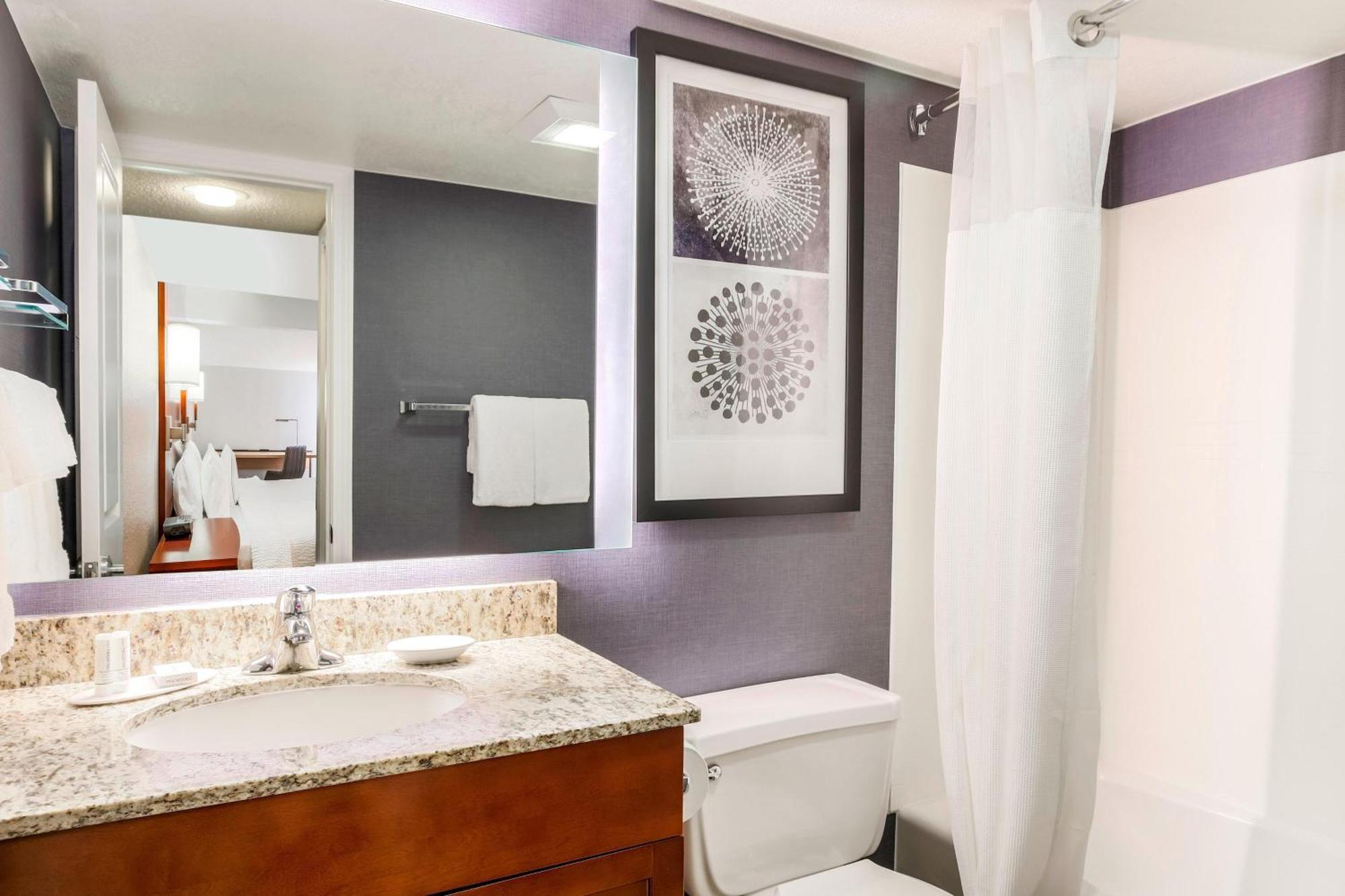 King Studio with Sofa Bed and Adapted Tub - Mobility and Hearing Accessible