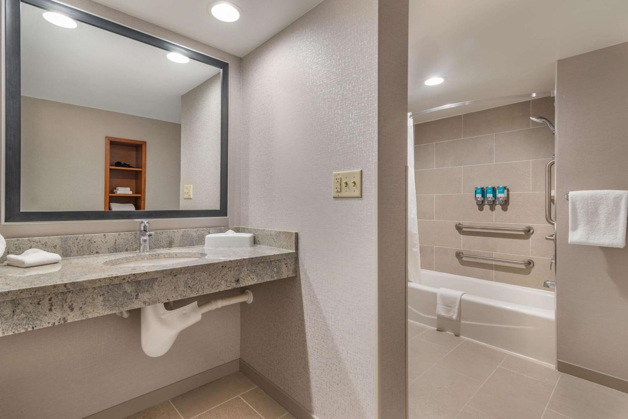 Deluxe Queen Room with Two Queen Beds - Accessible, Tub