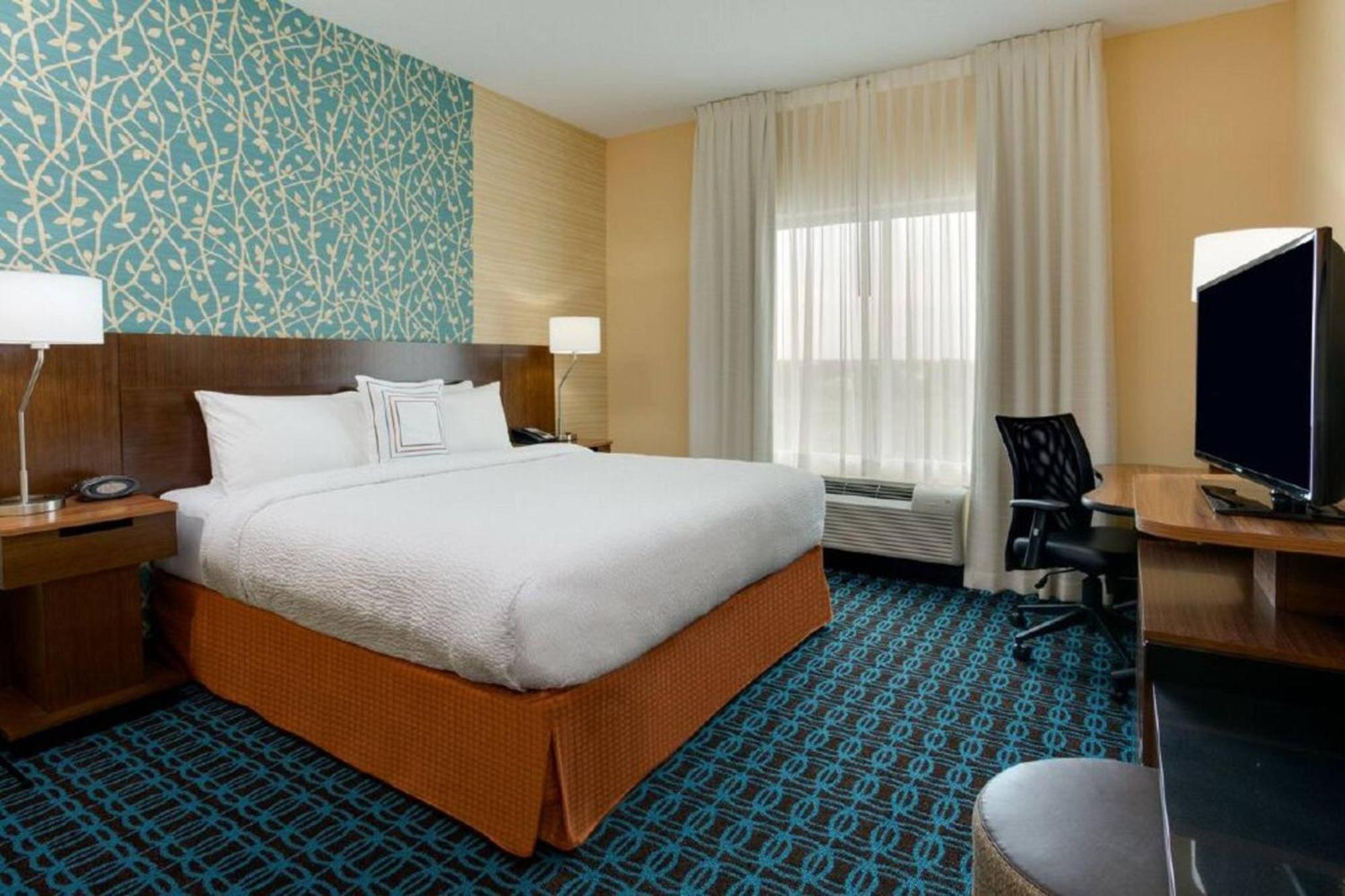 King Room with Roll-In Shower - Mobility Accessible