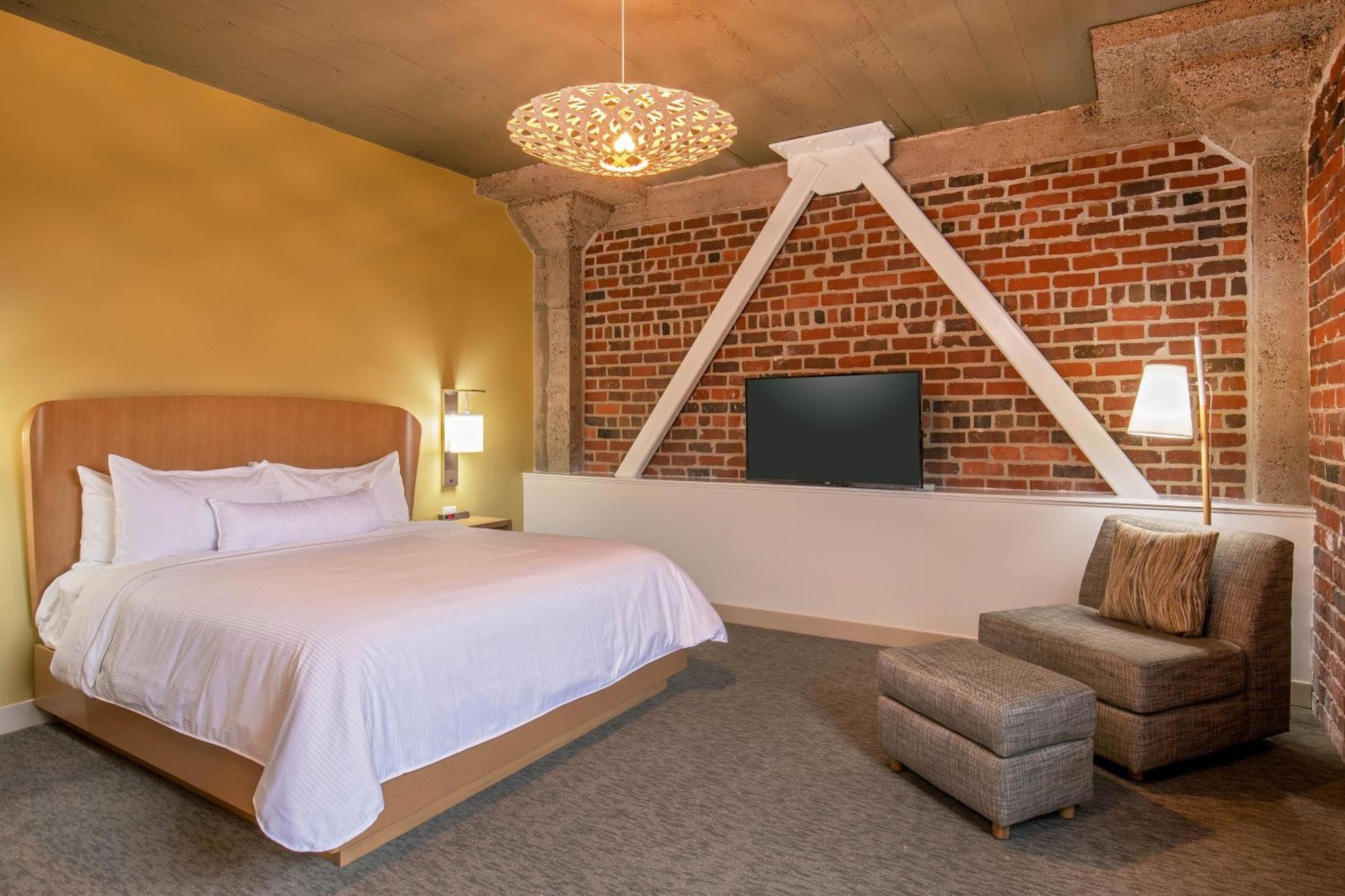 Executive Suite, King, Alternate bed: sofa bed