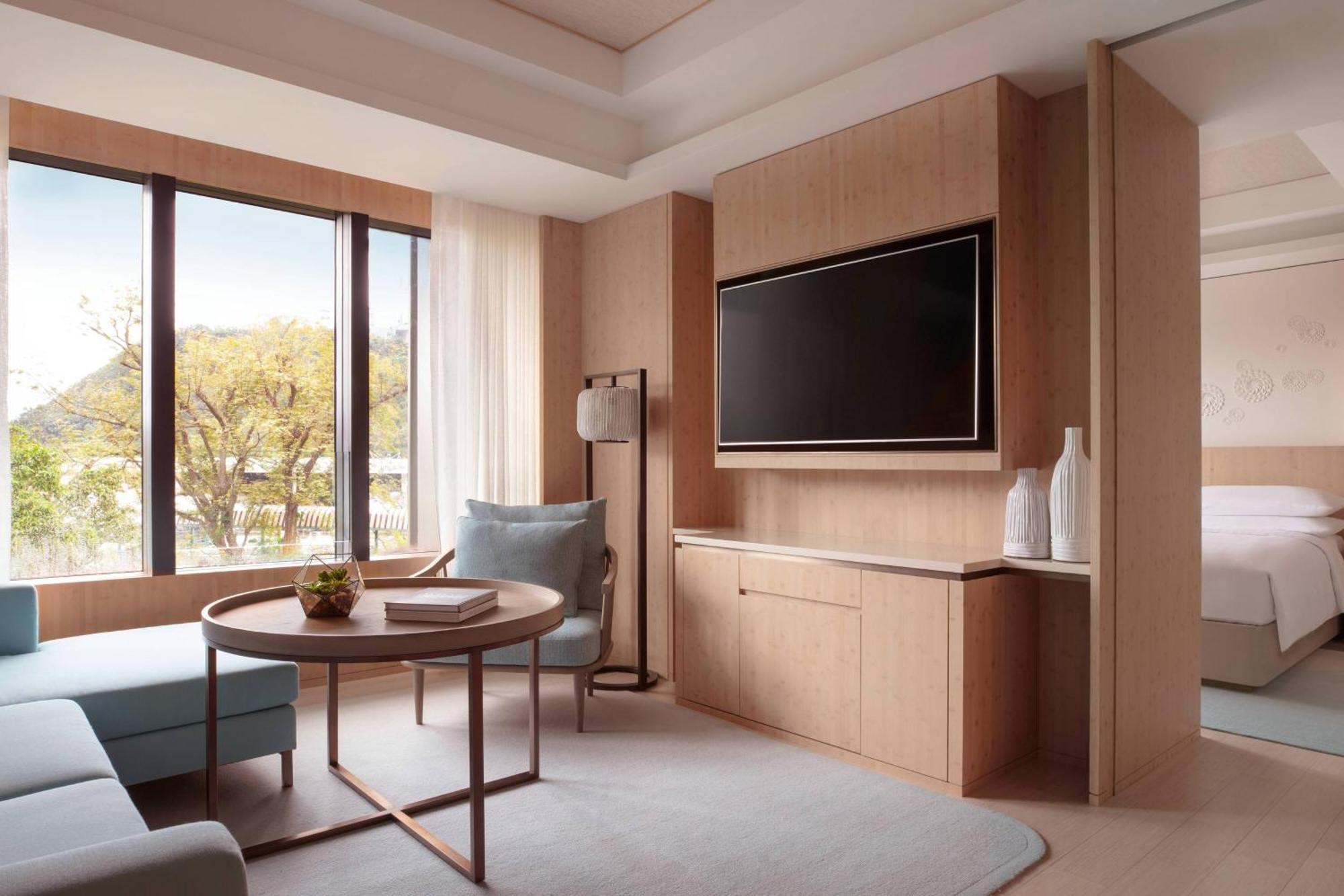 Executive King Suite Club Level