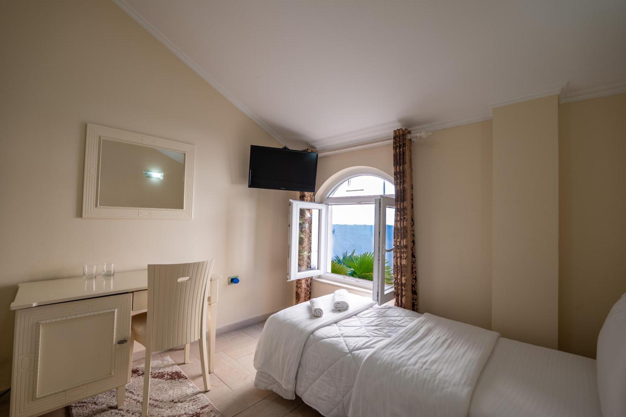 Twin Room,1633136161:JPEG