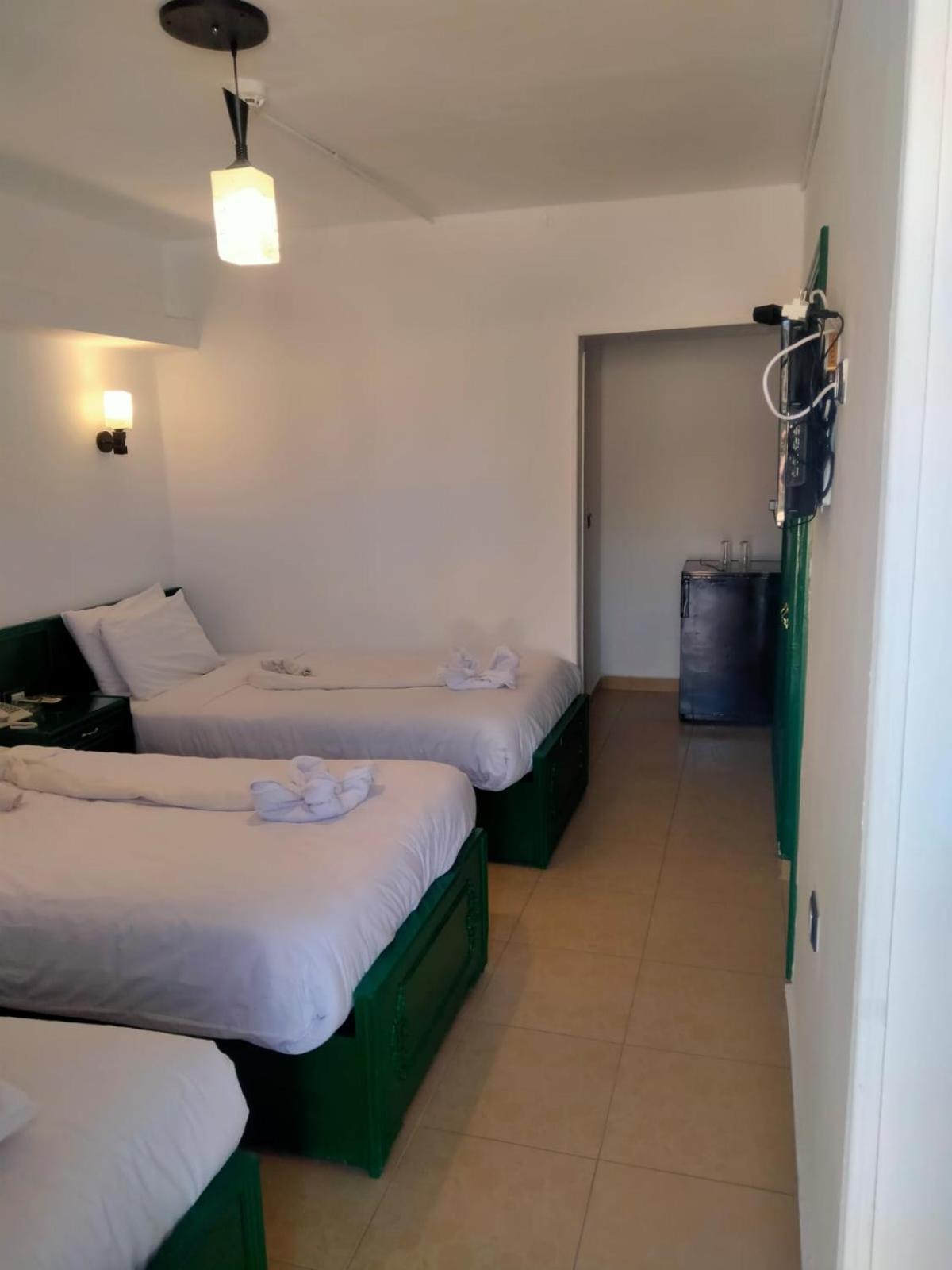 Dreibettzimmer mit Poolblick