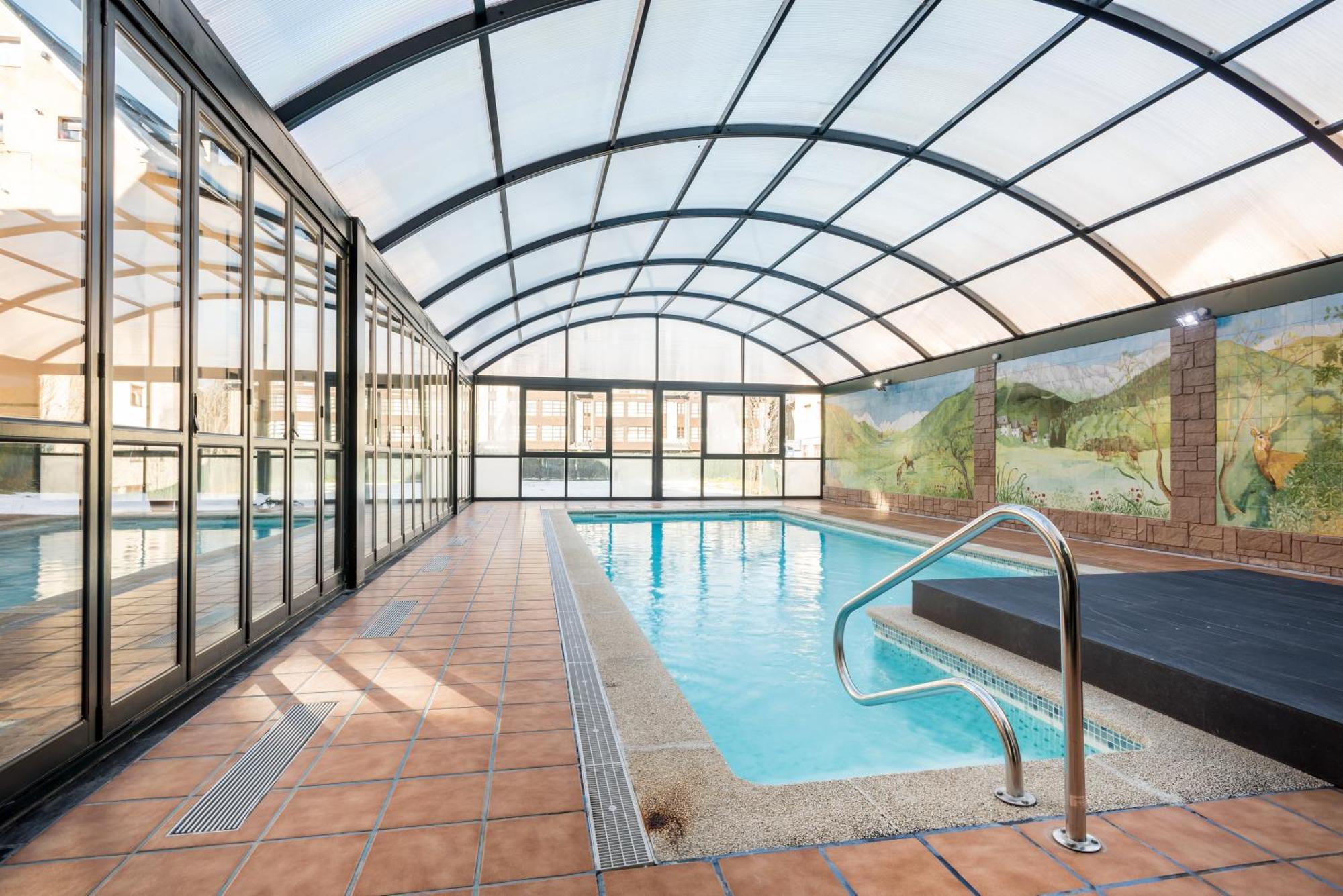 Estudio con acceso a la piscina (2 adultos)