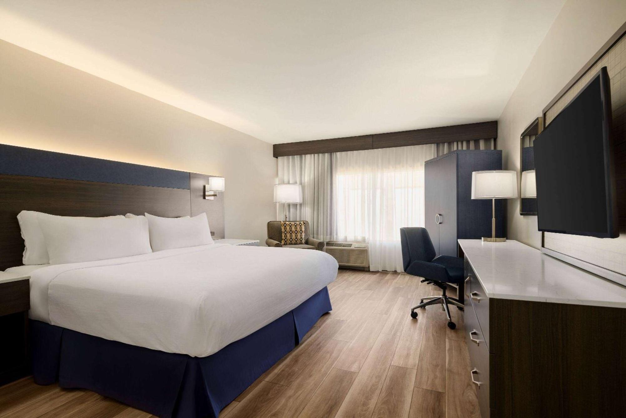 King Room with Roll-in Shower - Mobility Access/Non-Smoking