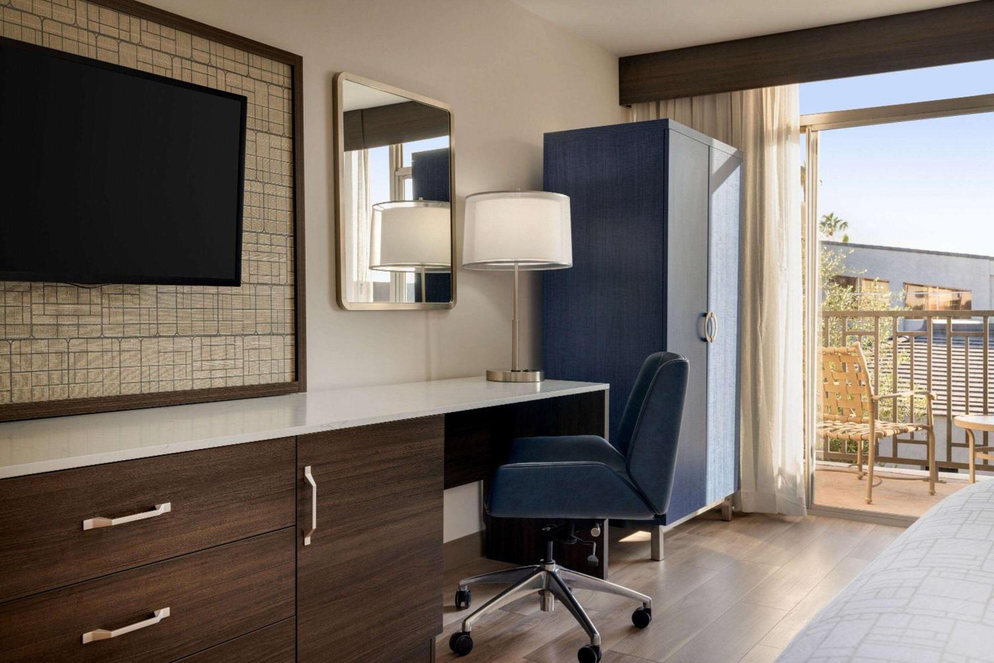King Room with Balcony - Non-Smoking
