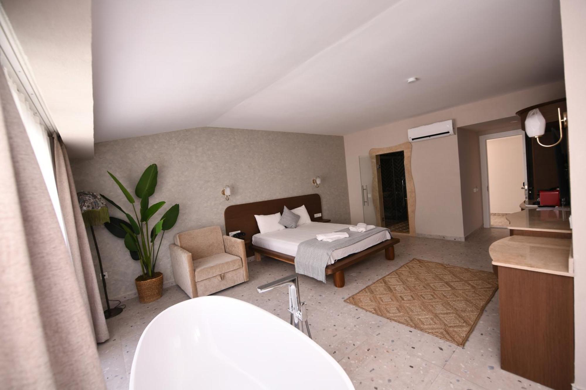 Deluxe Double Room with Bath