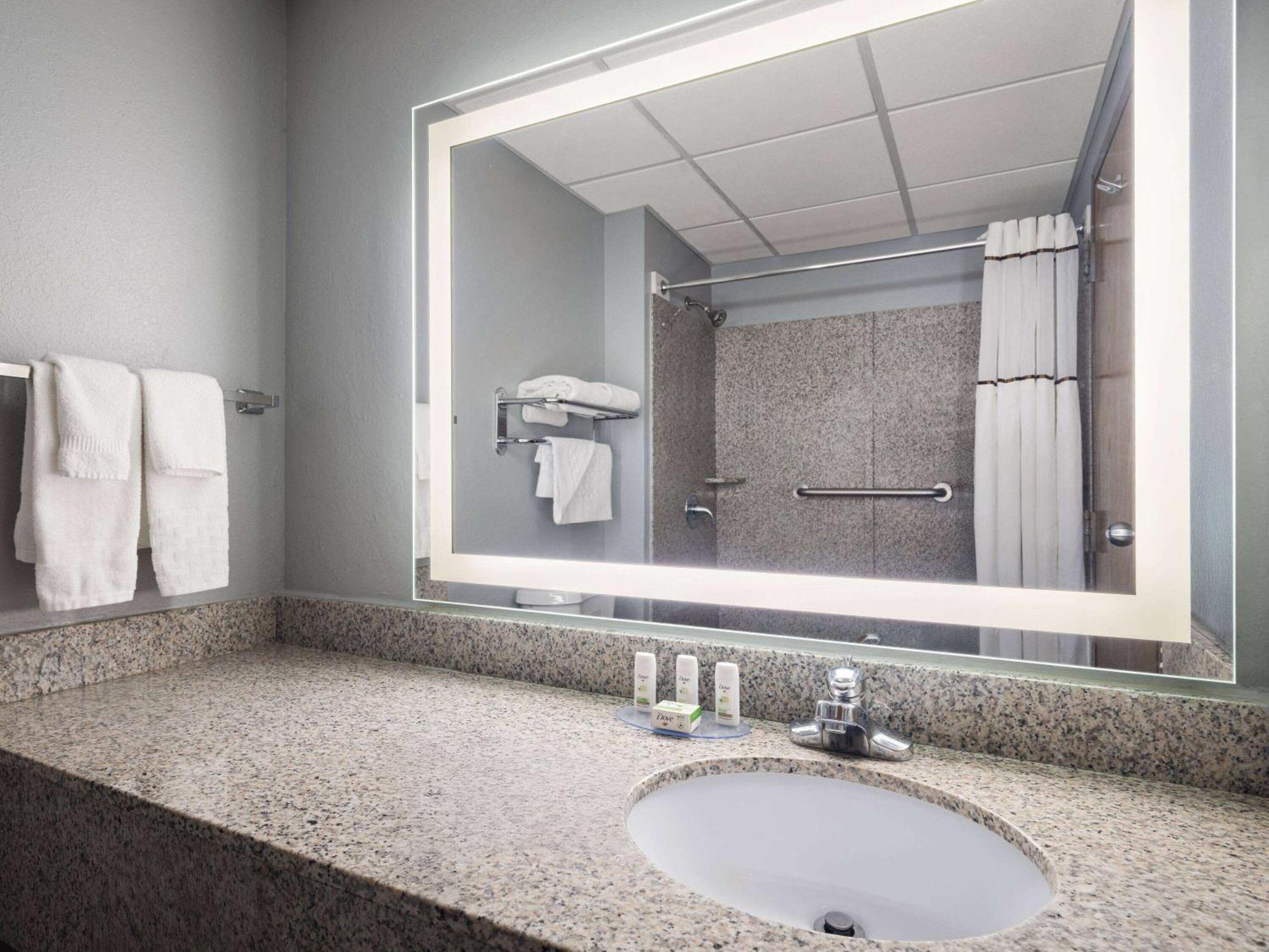 Queen Room with Roll-In Shower - Mobility/Hearing Accessible - Non-Smoking