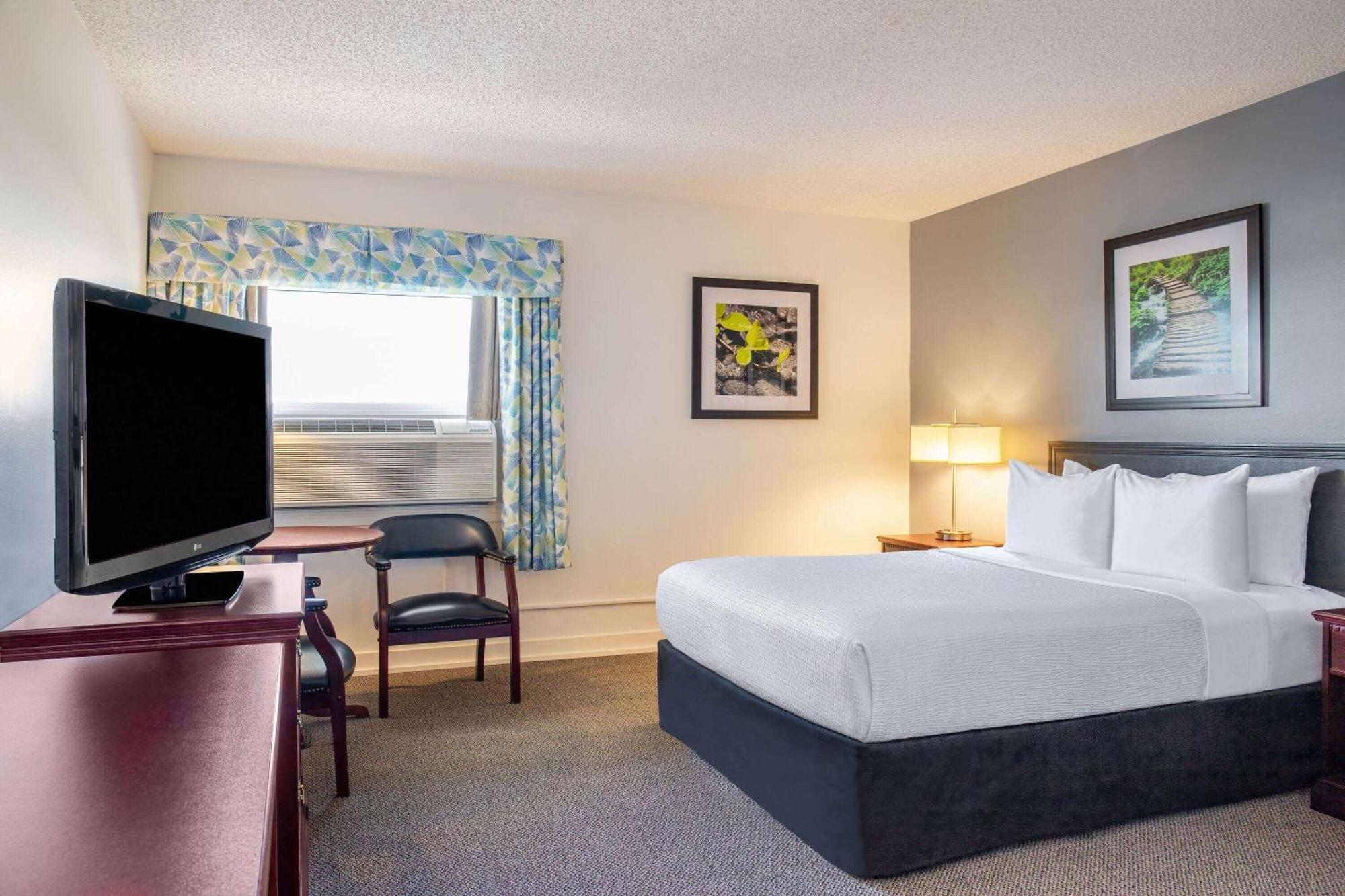 Deluxe King Room - Non-Smoking