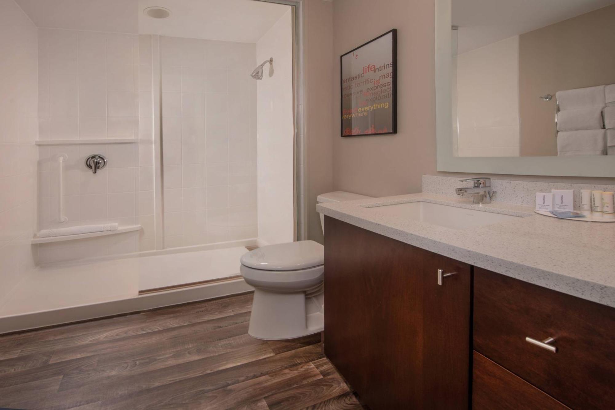 One-Bedroom Queen Suite