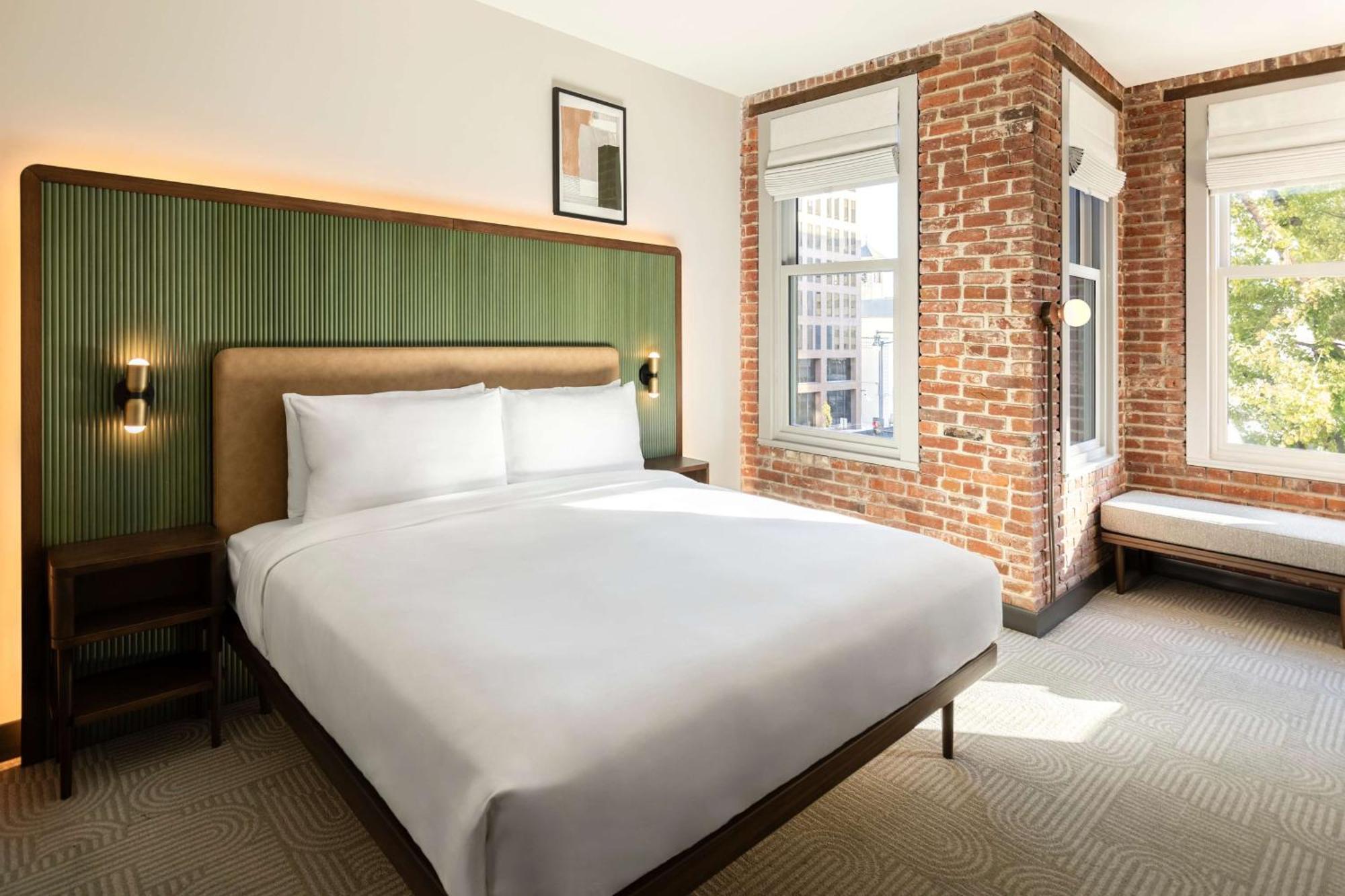 Deluxe Room,1633943218:JPEG