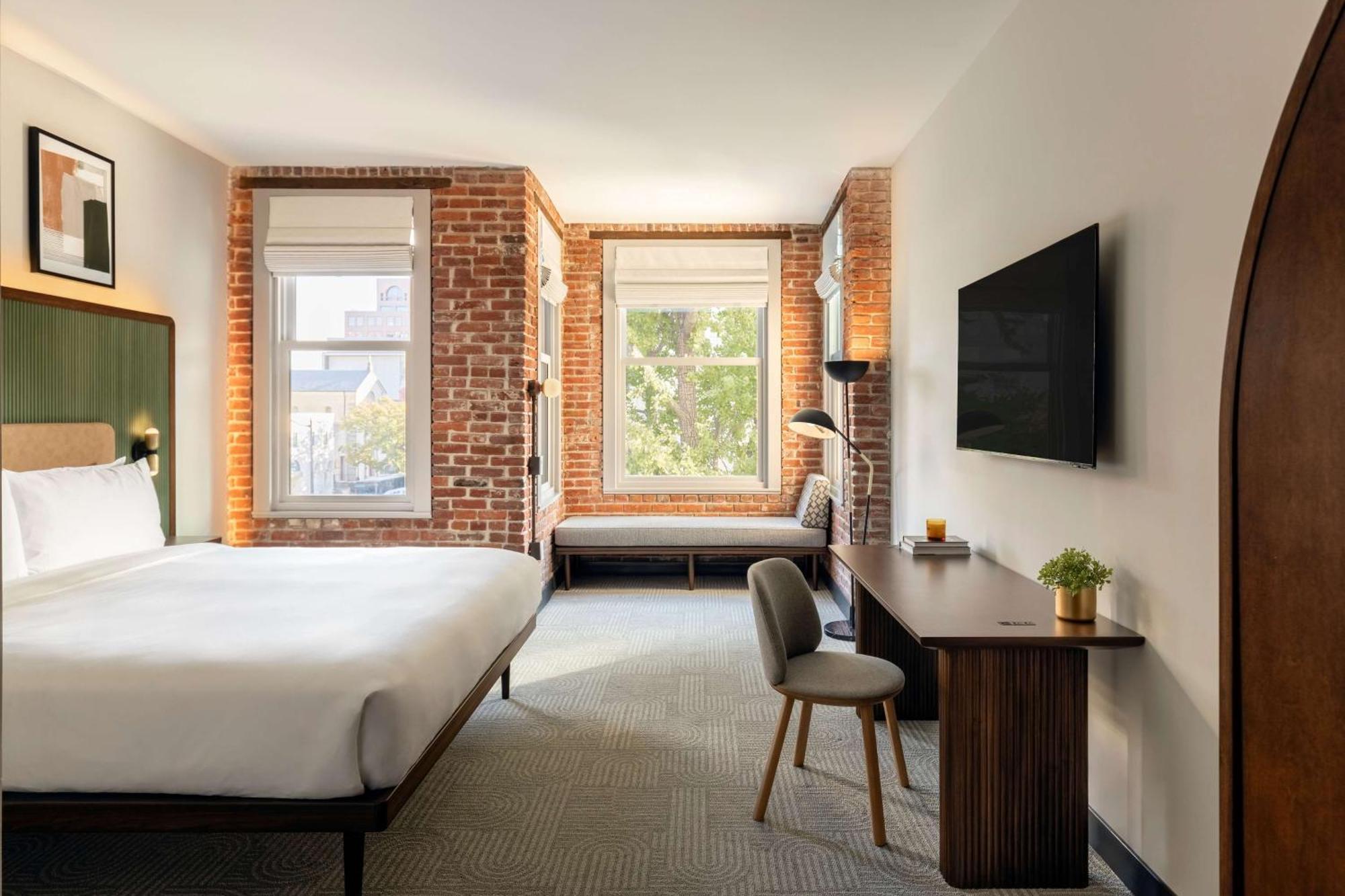 Deluxe Room,1633943211:JPEG