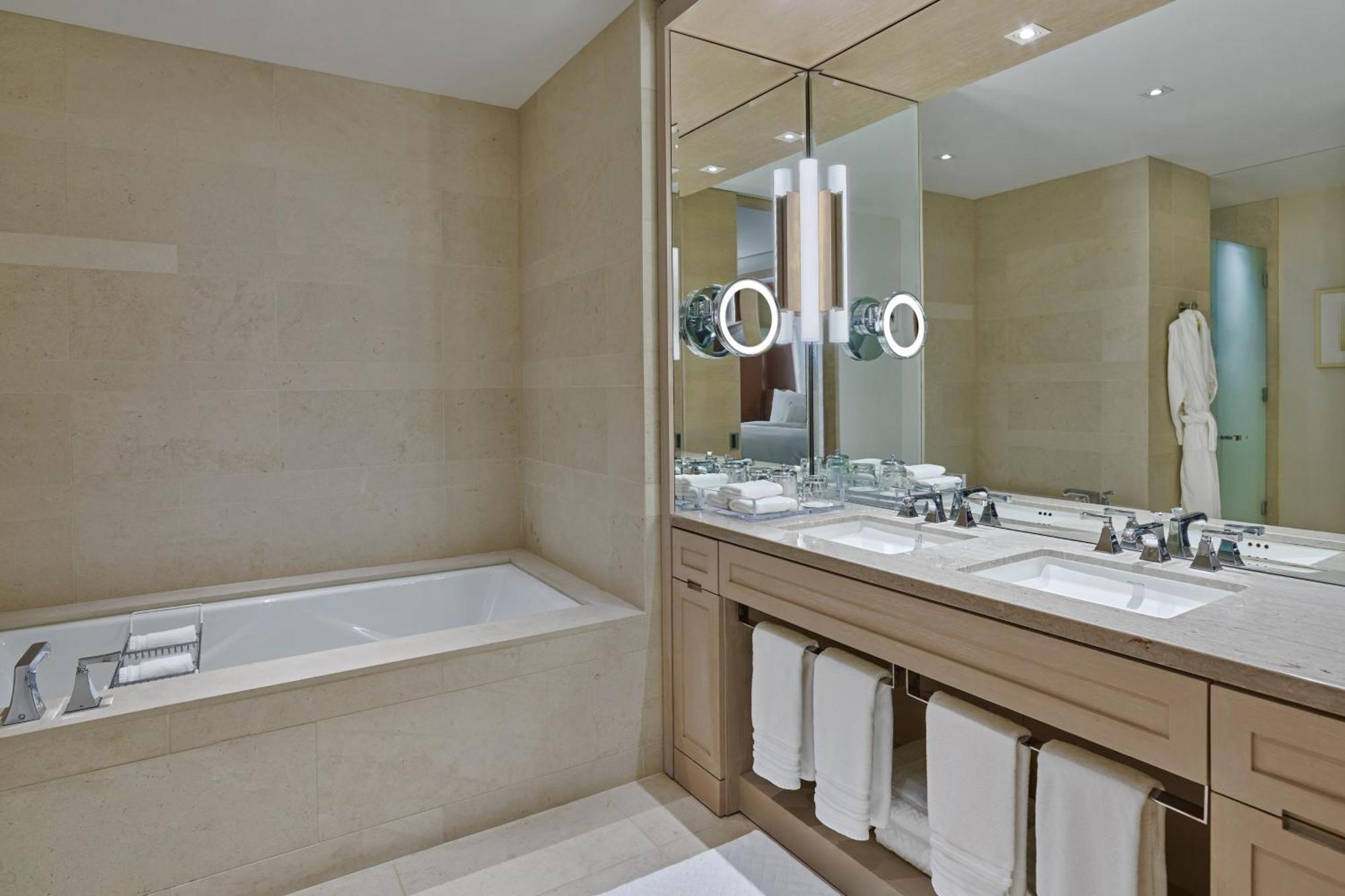 Metropolitan Suite 1 Bedroom Suite 1 King Corner room