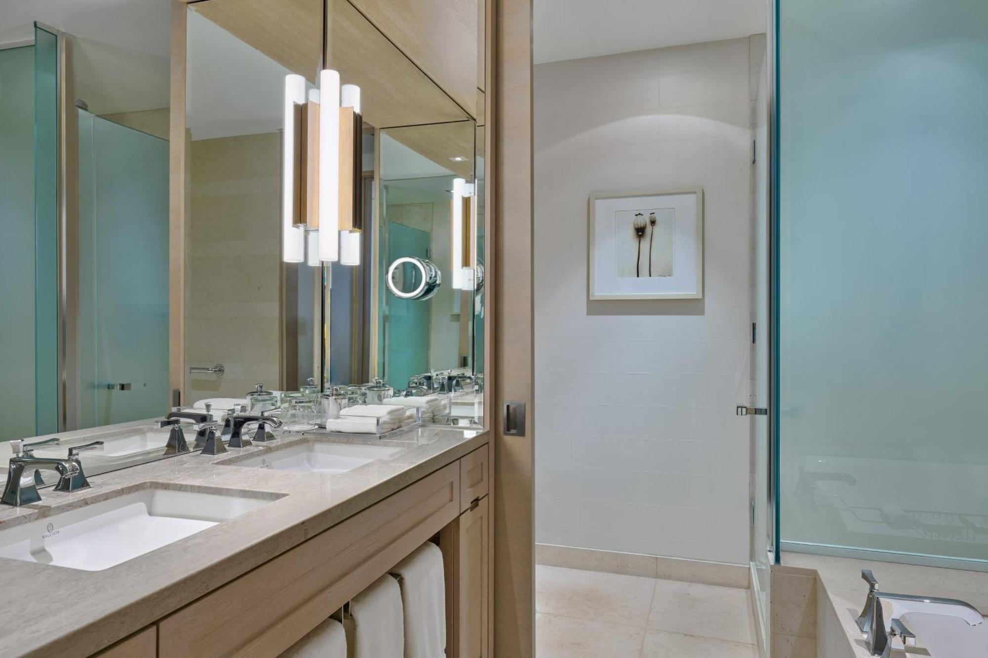Metropolitan Suite 1 Bedroom Suite 1 King Corner room