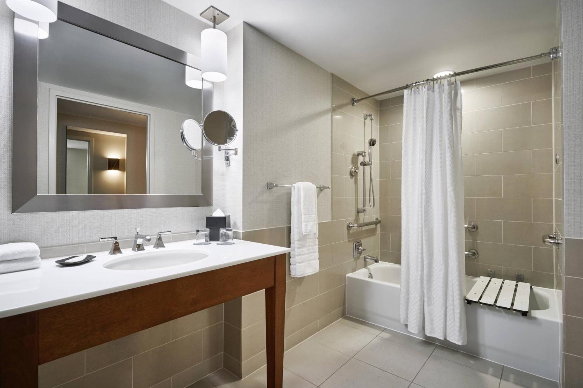 King Room with Adapted Tub - Mobility and Hearing Accessible,1634400988:JPEG