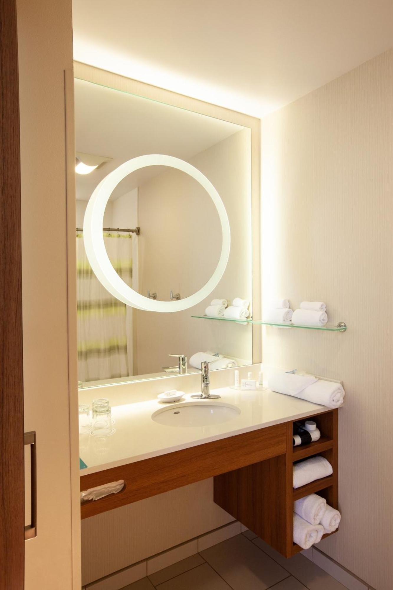 Studio with Two Queen Beds, Sofa Bed and Adapted Tub - Mobility Accessible
