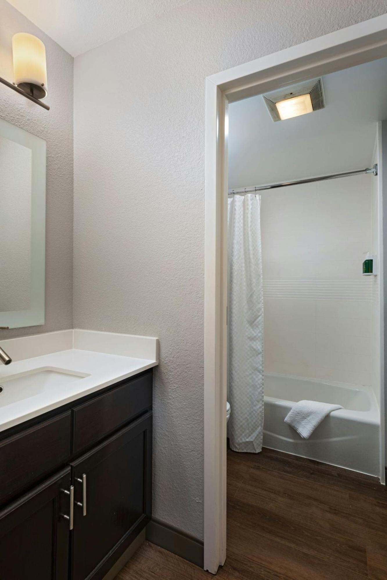 2 Bedroom Suite, Bedroom 1: 1 Queen, Bedroom 2: 1 Queen