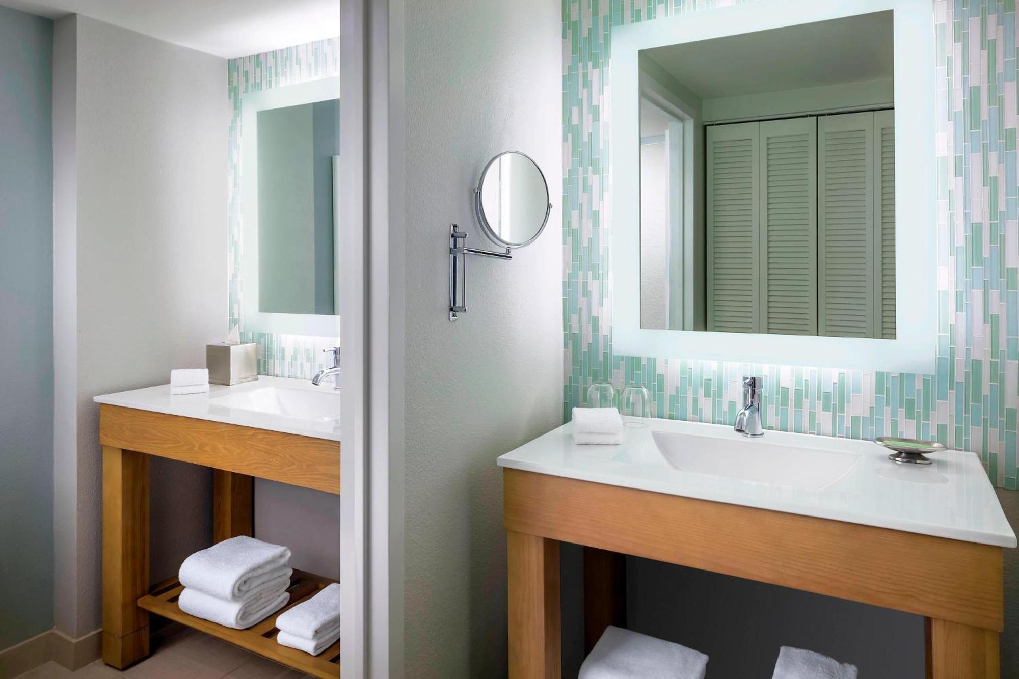 Deluxe Resort King, Guest room, 1 King, Sofa bed (Includes Early Entry To Disney Theme Parks)