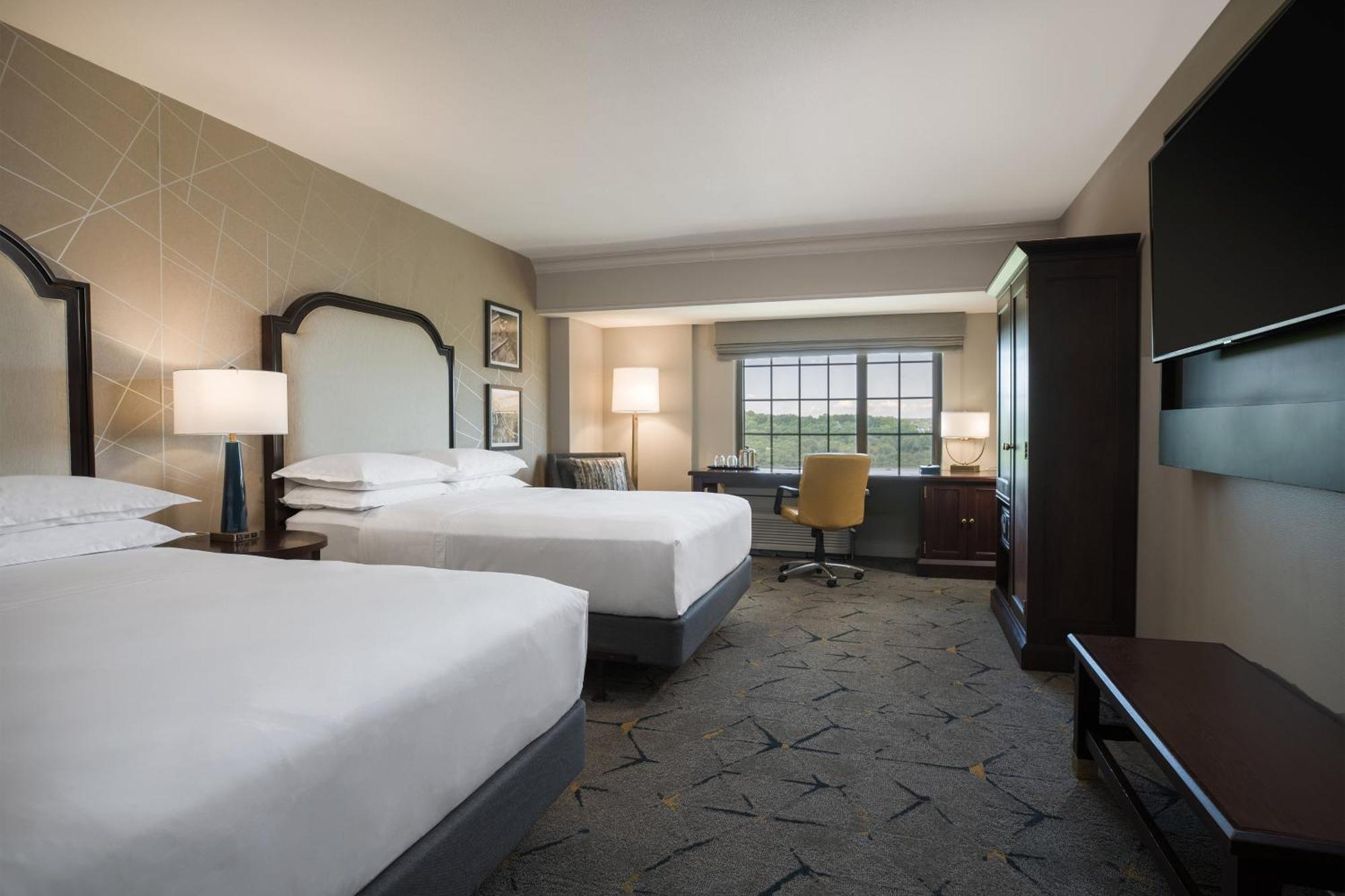 Club level, Guest room, 2 Queen, Garden view, High floor