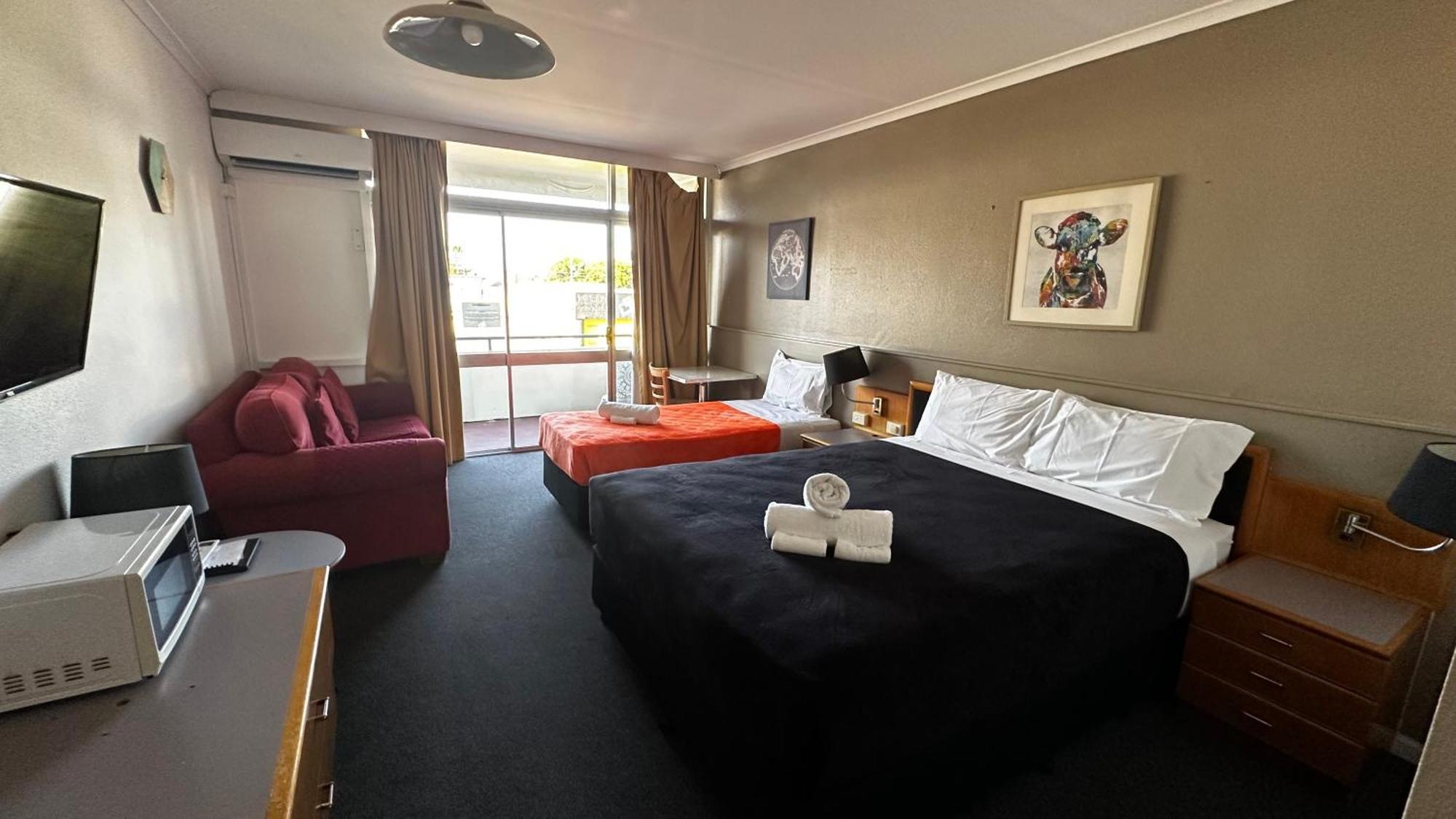 Executive Queen and single with Balcony (Upstairs)