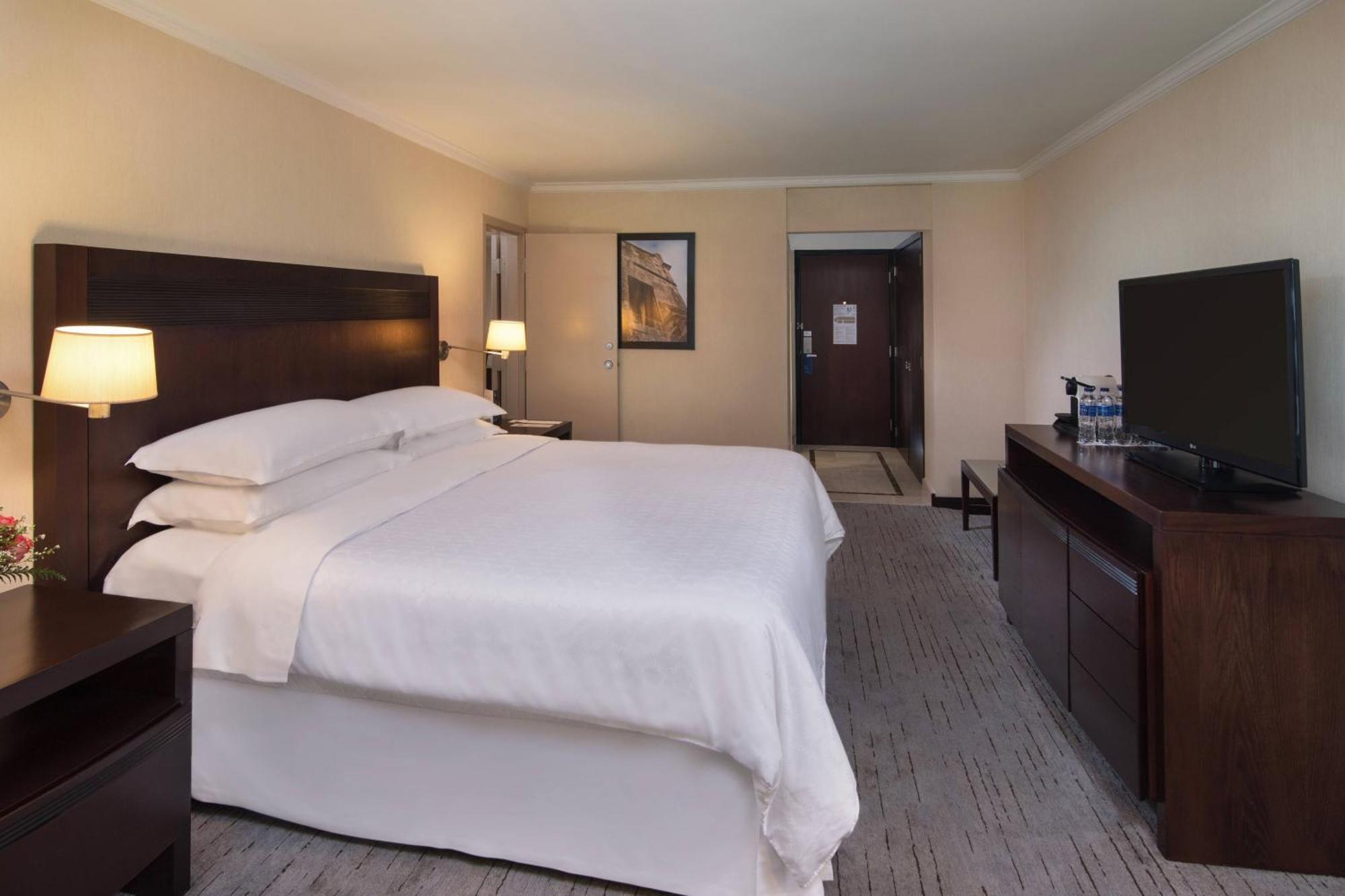 Larger Guest room, 1 King, Partial ocean view,1634424862:JPEG