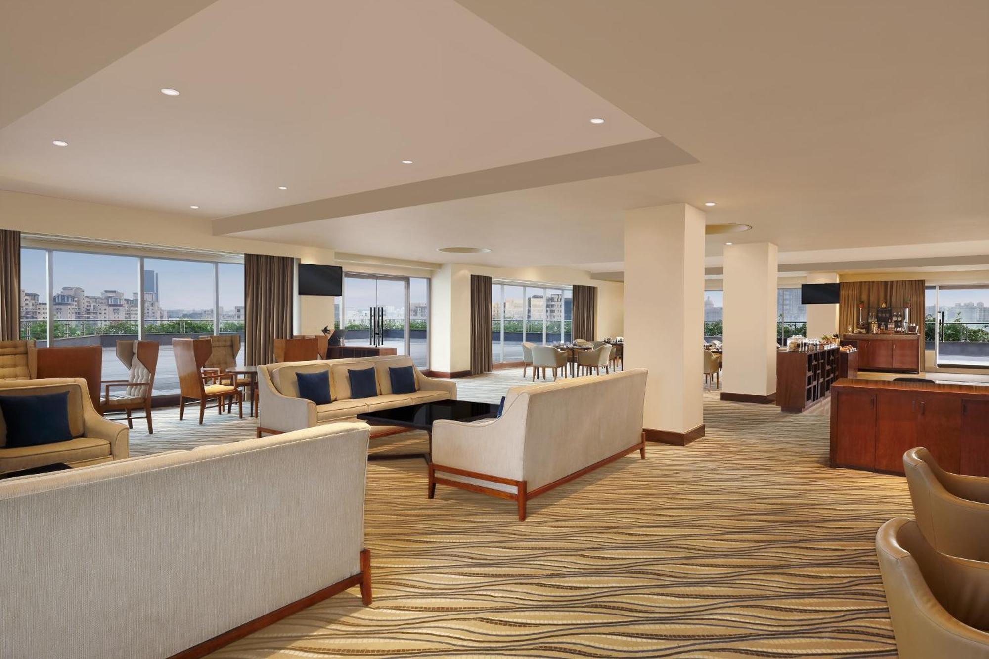 1 King Bed Executive Lounge Access Guest Room,1765876500:JPEG