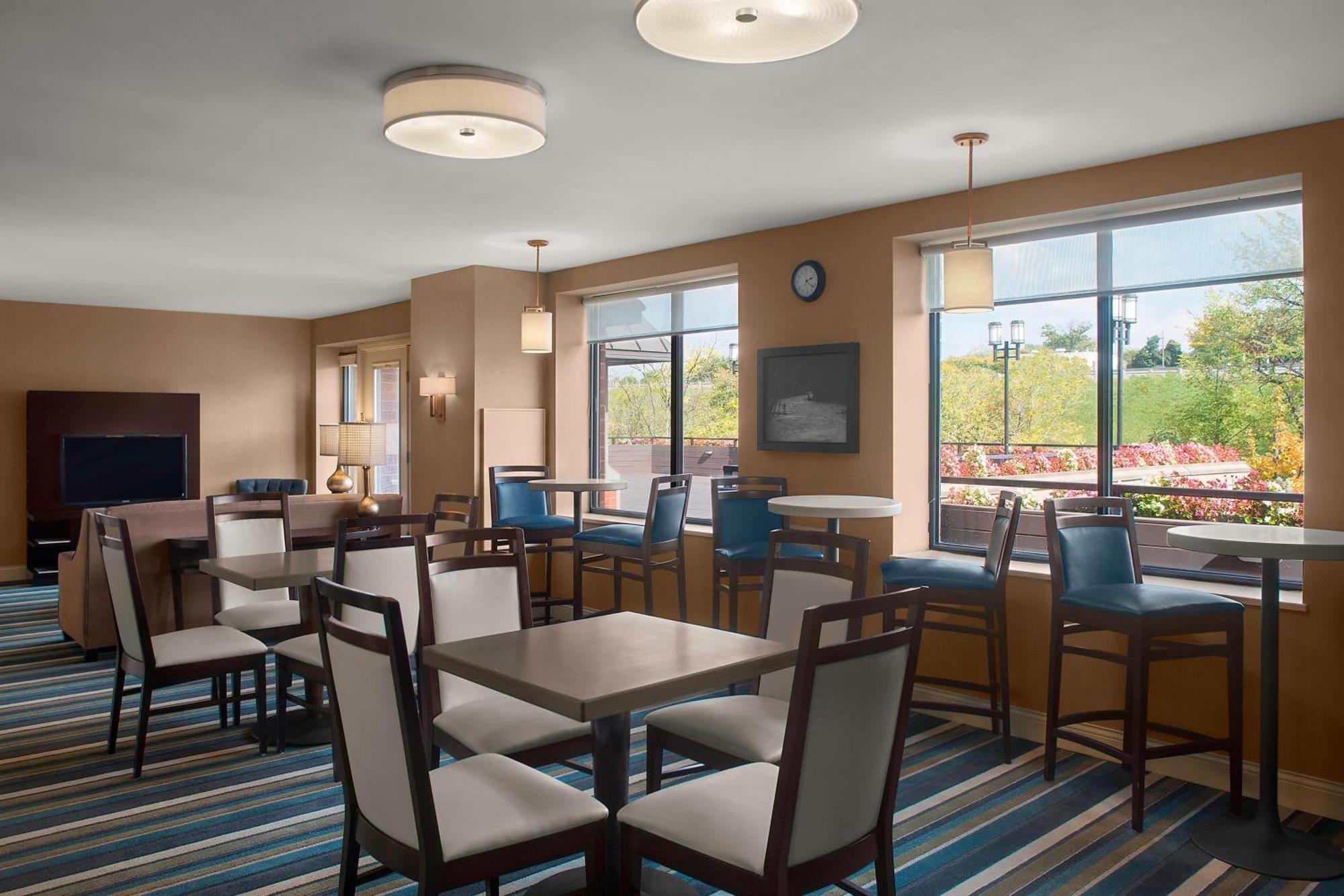 Club level, 1 Bedroom Suite, 2 Double, Sofa bed, City view