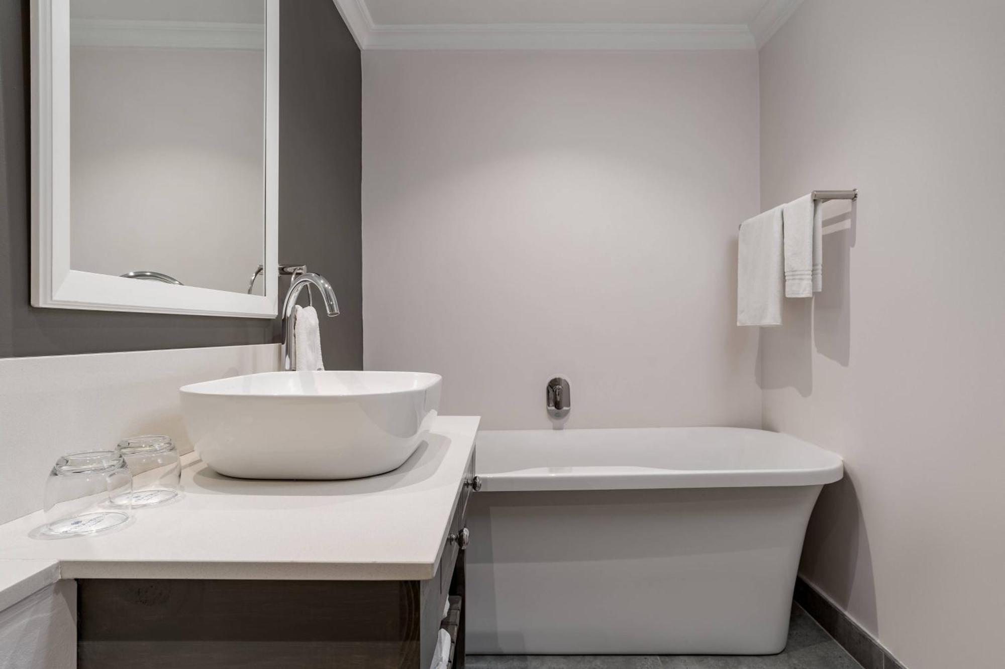 2 Bedroom Executive Suite, 1 King & 1 King