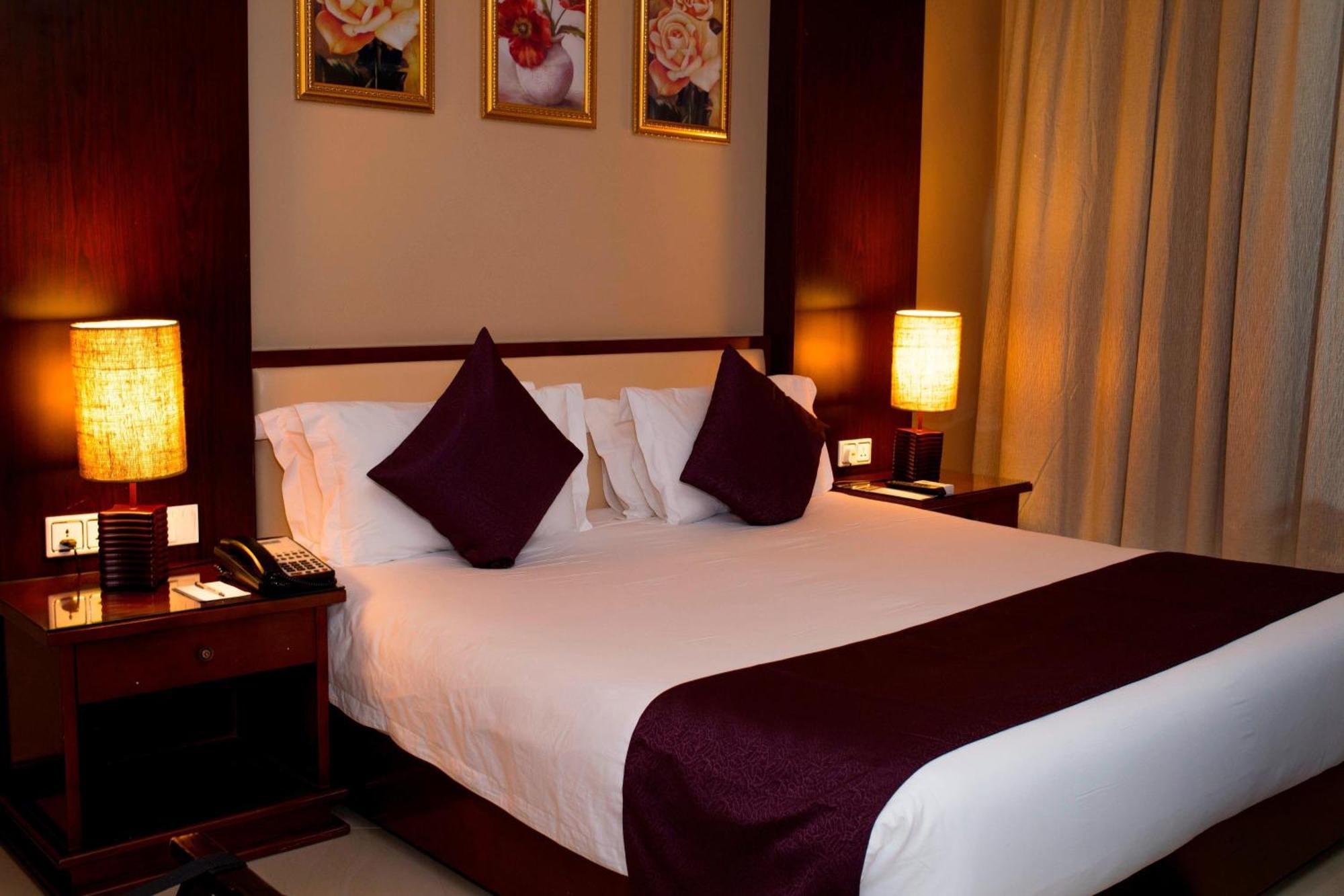 Grotere Kamer met 1 Queensize Bed en Balkon - Uitzicht op Lake Victoria